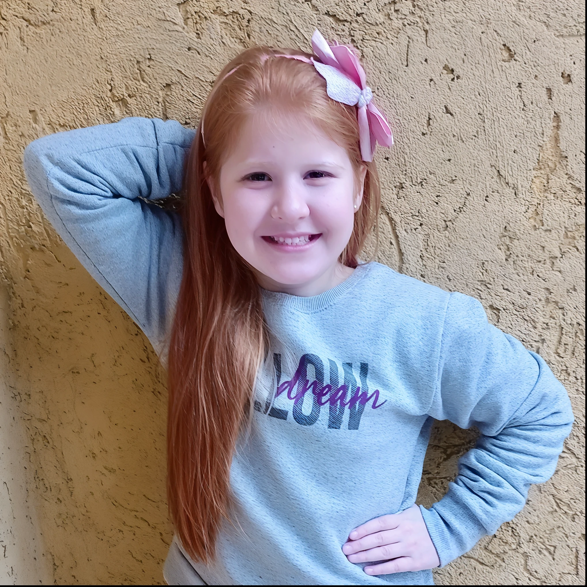 Arafed girl with long red hair standing against a wall, alexa grace, katelynn mini estilo bonito, wearing pink hair bow, Directed by: Pamela Drew, Retrato de Maci Holloway, vestindo moletom, ruiva jovem bonito, Molly Weasley, wearing hair bow, menina bonito, menina de cavermelhos, jovem adolescente, Rapariga, photo shoot