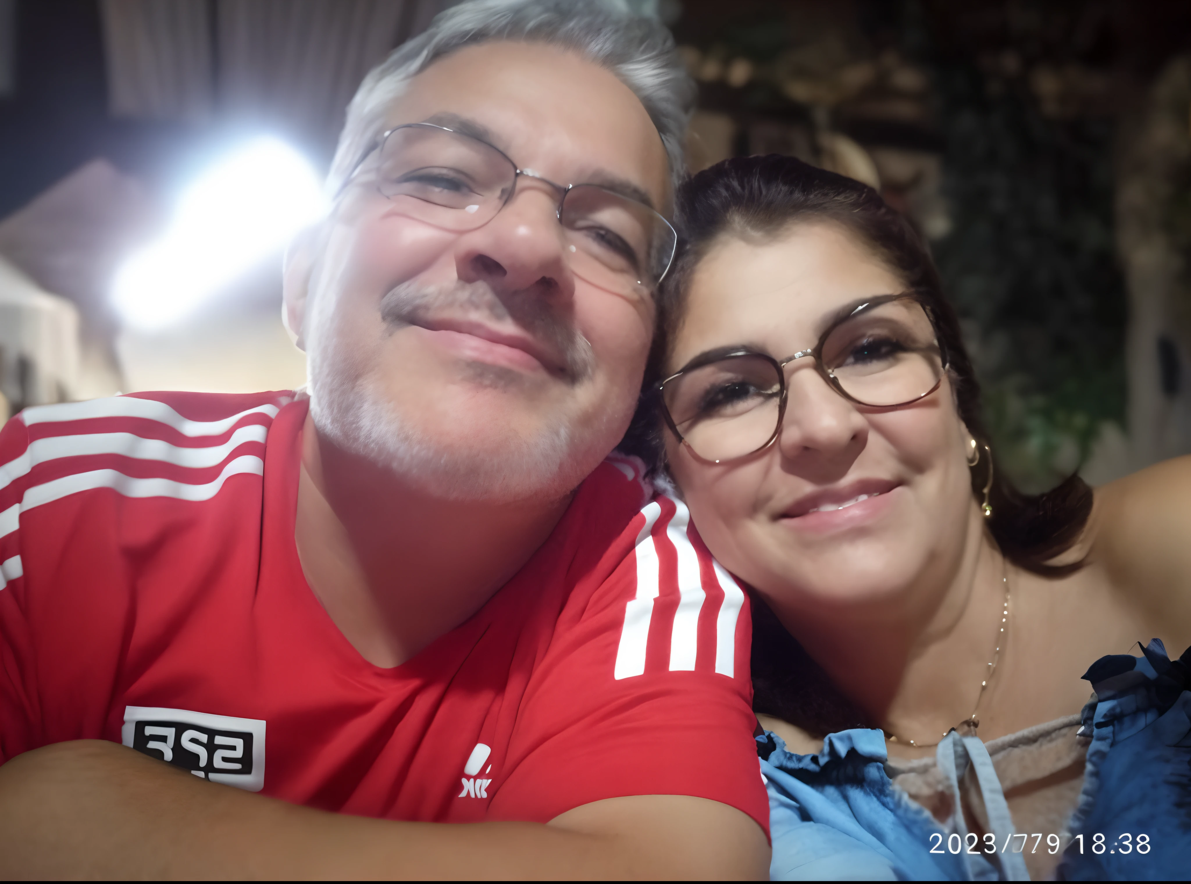 They're posing for a picture together at night, imagem de perfil, Directed by: Nandor Soldier, foto do perfil, photo taken at night, Noite!, par, 4 k post, Postagem 4k, Casal feliz, Fotografia tirada em 2 0 2 0, Foto realista, foto de perfil, momma and papa, imagem de qualidade muito baixa, Em casa, foto da noite