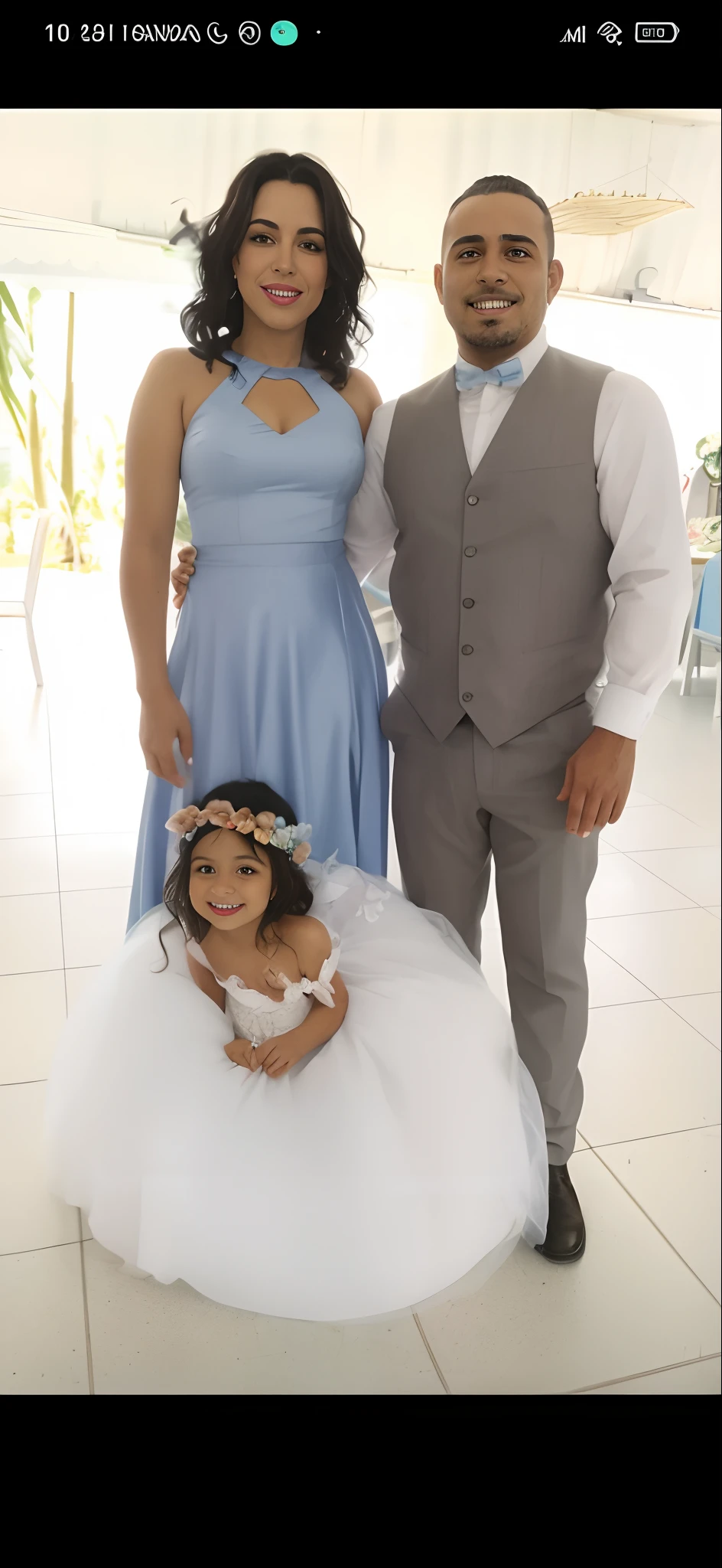 Disney Pixar, There is a man and a woman next to a girl, Alanis Guillen, Fotografia tirada em 2 0 2 0, marido esposa e filho, 🤬 🤮 💕 🎀, blue themed, Directed by: Nandor Soldier, tema azul e cinza, retrato do vestido azul claro, Lorena Avarez, Jose Miguel Romano Francisca, tema cinza e azul