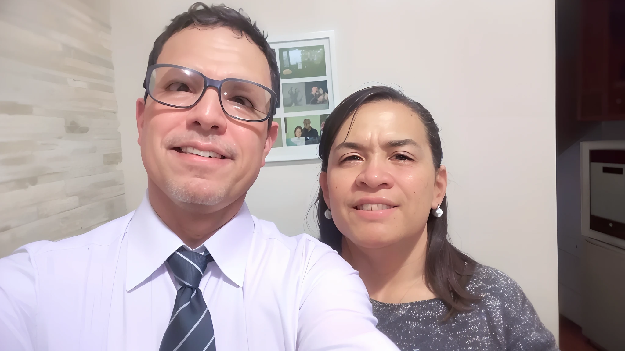They're taking a selfie of themselves in a kitchen, imagem de perfil, david rios ferreira, foto do perfil, 3 5 year brazilian mother, Foto realista, Fotografia tirada em 2 0 2 0, Directed by: Willian Murai, momma and papa, foto de perfil, album photo, par, Anos Imane, José Moncada, facebook post, foto de perfil