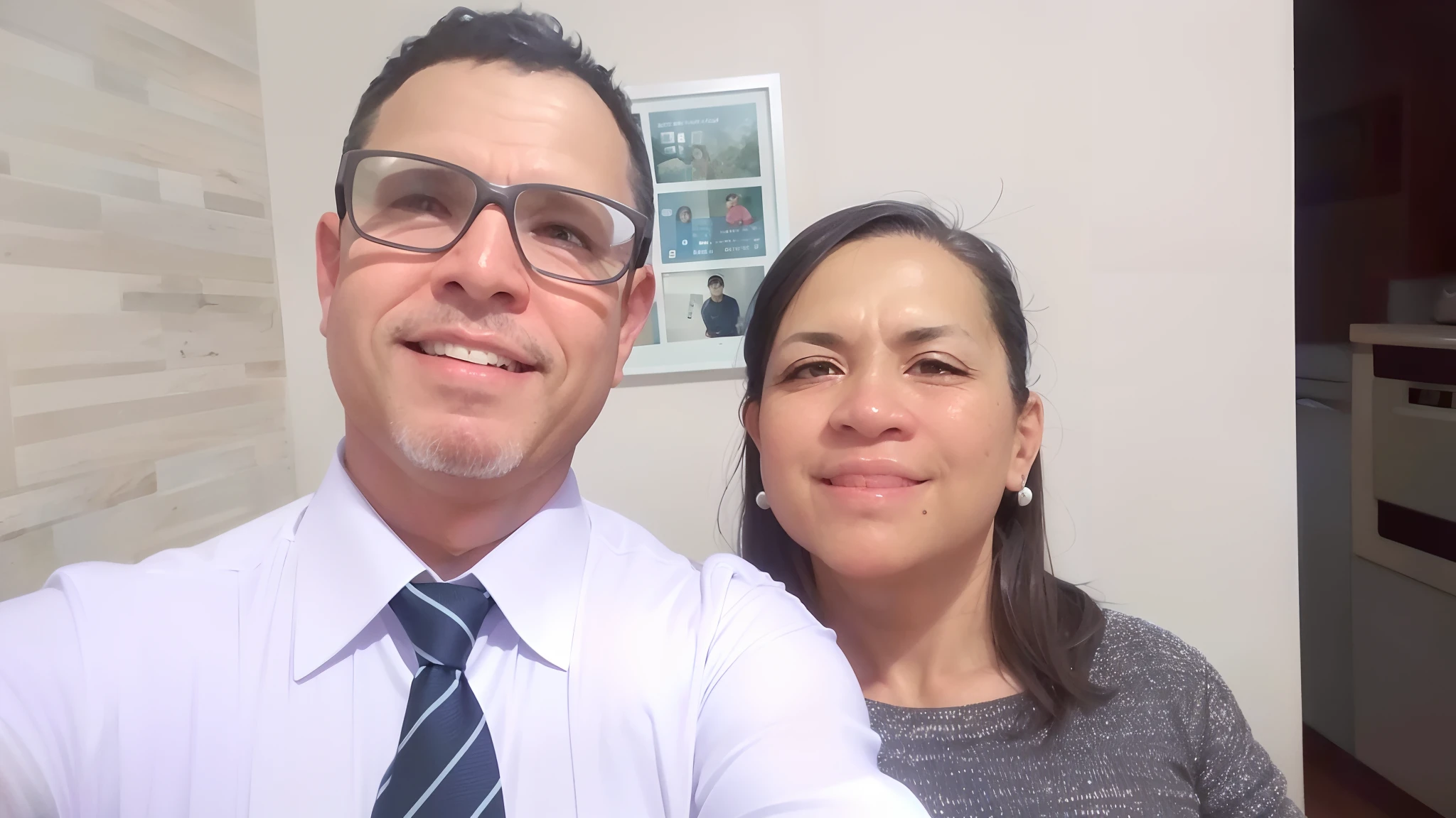 They're taking a selfie of themselves in a kitchen, imagem de perfil, david rios ferreira, foto do perfil, 3 5 year brazilian mother, Foto realista, Fotografia tirada em 2 0 2 0, Directed by: Willian Murai, momma and papa, foto de perfil, album photo, par, Anos Imane, José Moncada, facebook post, foto de perfil