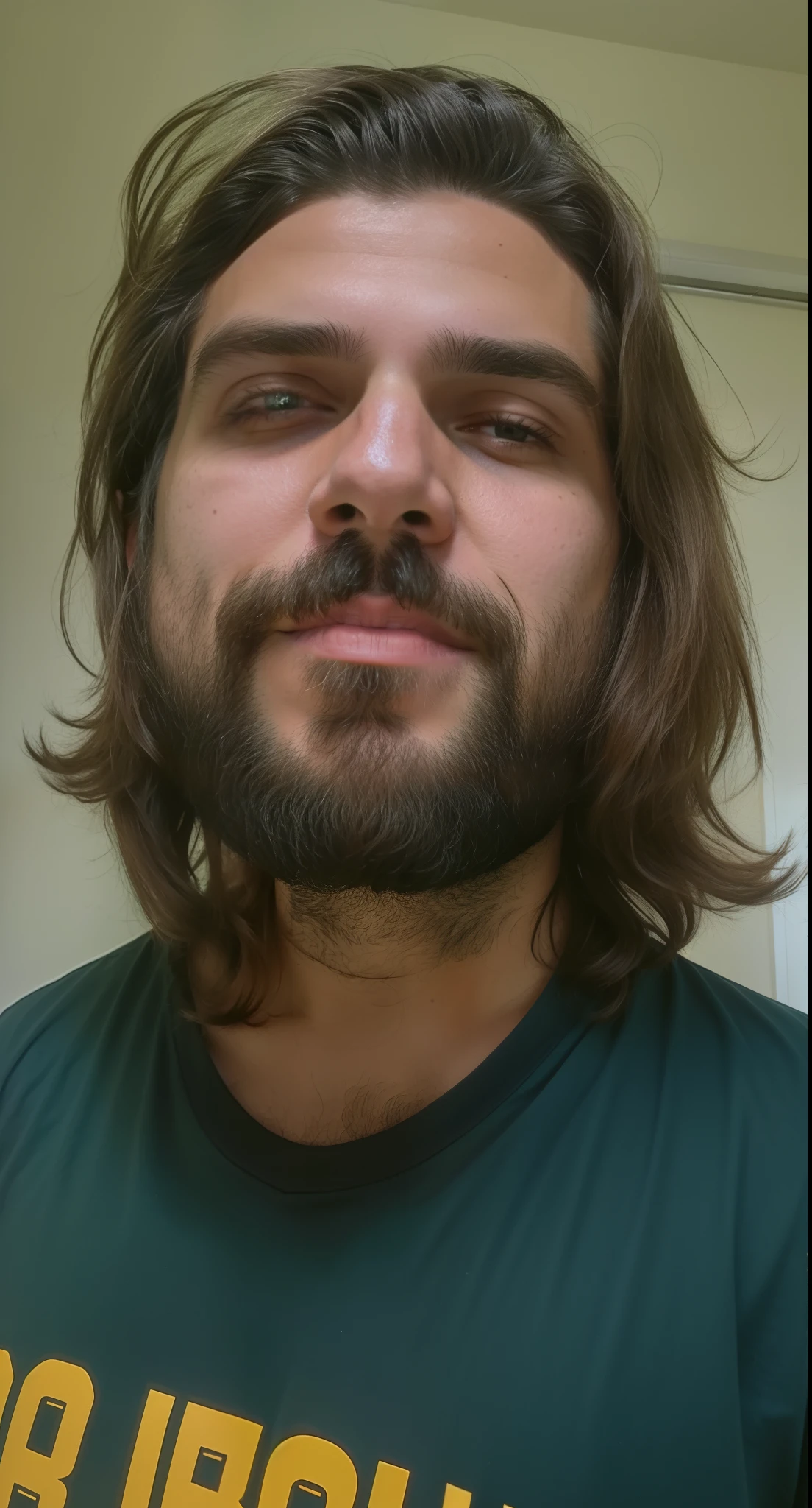 There's a man with long hair and a beard in a green shirt, barba rala, com uma barba pequena, barba curta e desgrenhada, com leve restolho, olhar desleixado, pelos faciais desgrenhados, uma foto de um homem desgrenhado, barba pequena, sem barba, ligeiro restolho, com restolho limpo, cerca de 35 anos