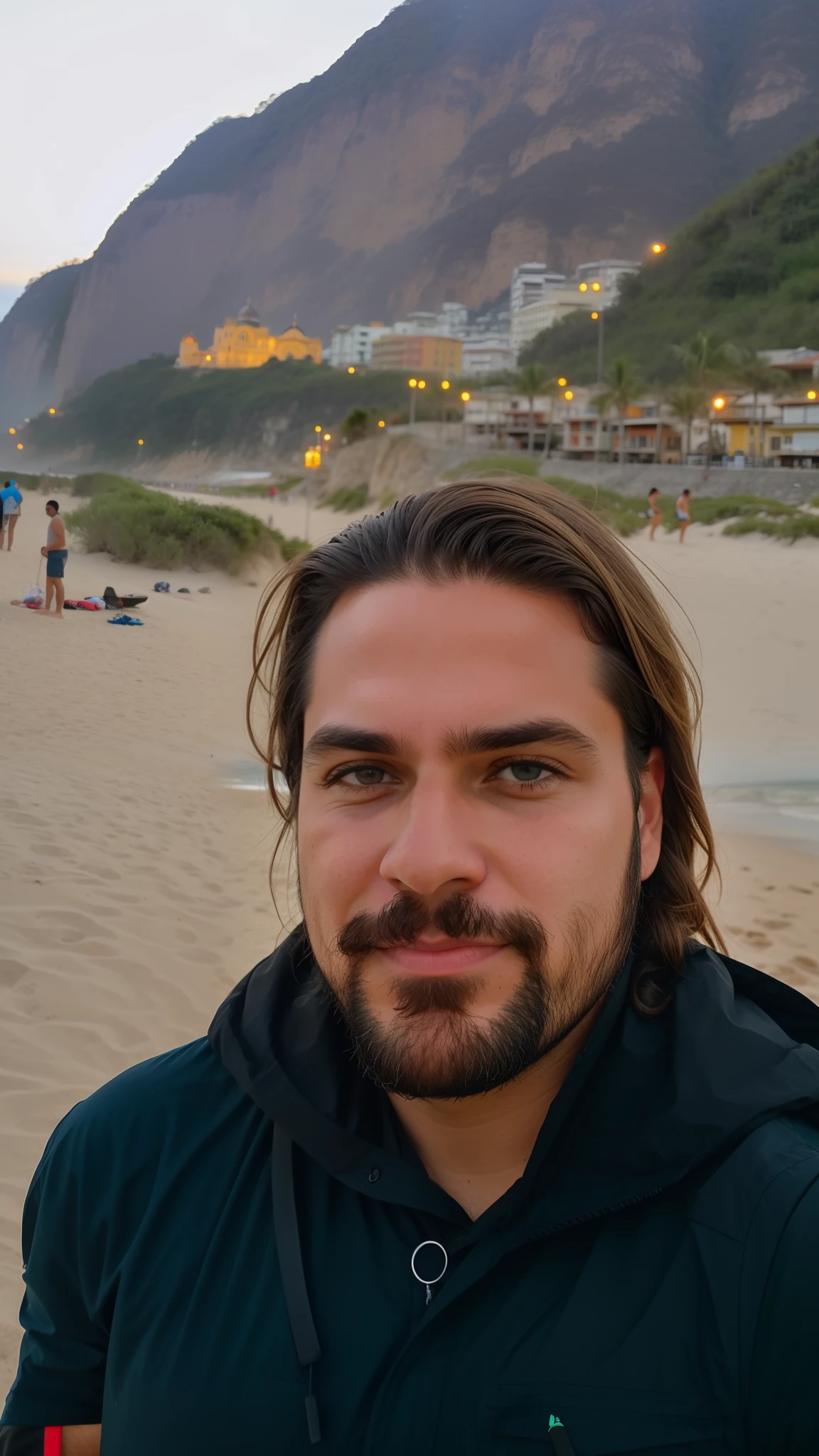 There's a man with long hair and a beard on the beach, Fotografia selfie 8k, cidade em segundo plano, com um castelo ao fundo, Colinas ao fundo, com uma cidade em segundo plano, com a terra ao fundo, com montanhas ao fundo, imagem de qualidade muito baixa, com montanhas no fundo