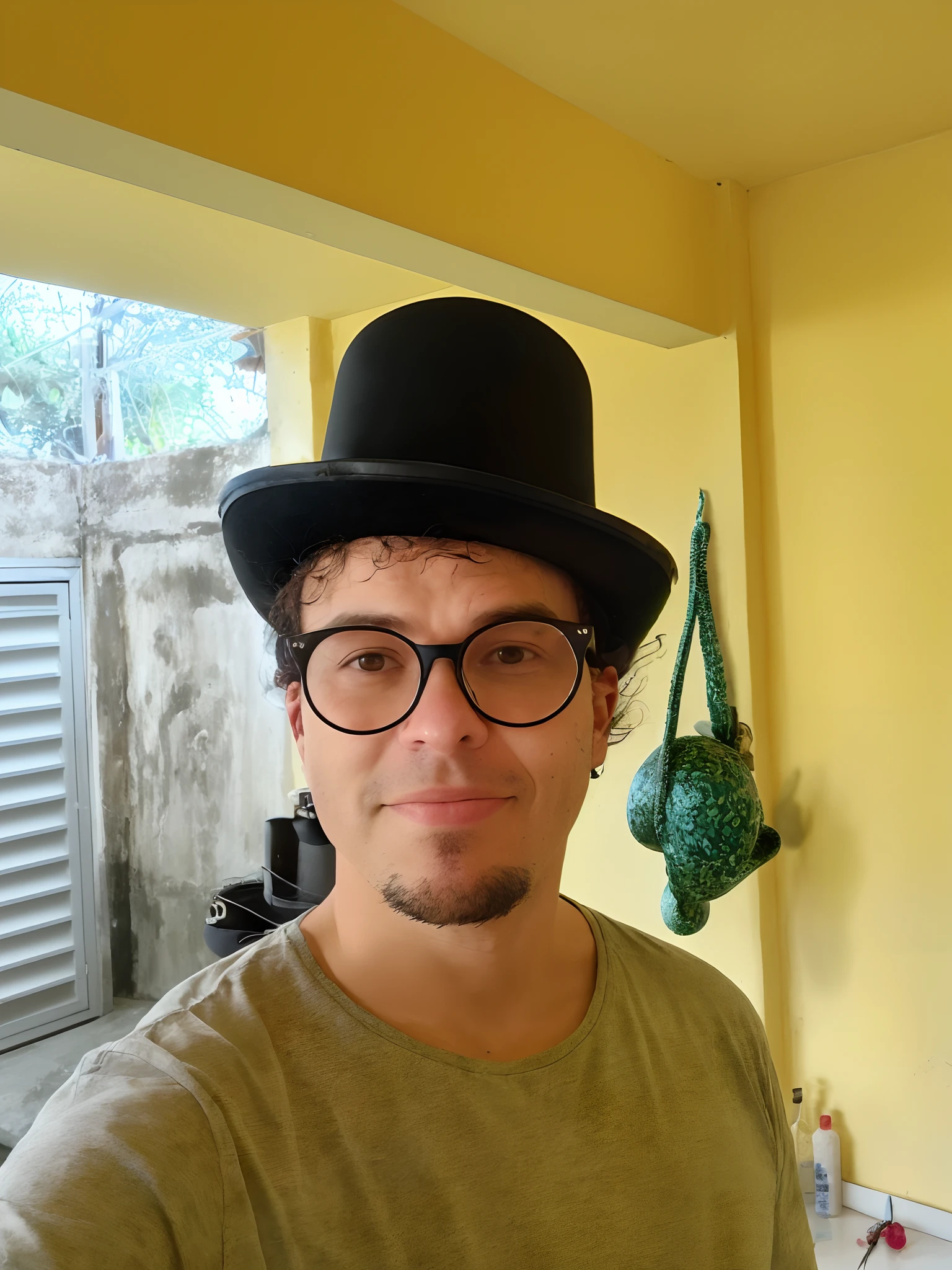 Arafed man wearing a hat and glasses in a kitchen, usando uma cartola, usando uma cartola, wearing cylinder hat, with a weird hat, he is wearing a top hat, usando cartola, he is wearing a hat, archwizzard in a hat, usando cartola steampunk, cartola, wearing a bowler hat