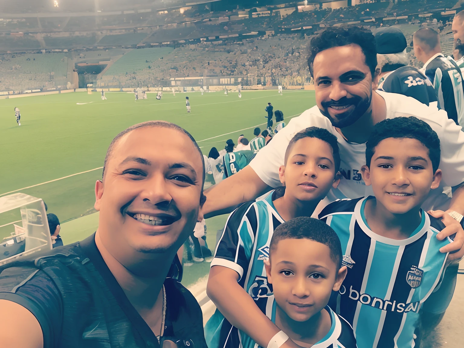 There are a lot of people who are posing for a picture at a football game, In Sao Paulo, Malika Favre, Em casa, Directed by: Caro Niederer, Caroline Gariba, Directed by: Nandor Soldier, belos arredores, Family photo, Directed by: Paulus Decker, estilo de vida, inspirado em Samuel Silva, fim de uma era, Directed by: Willian Murai