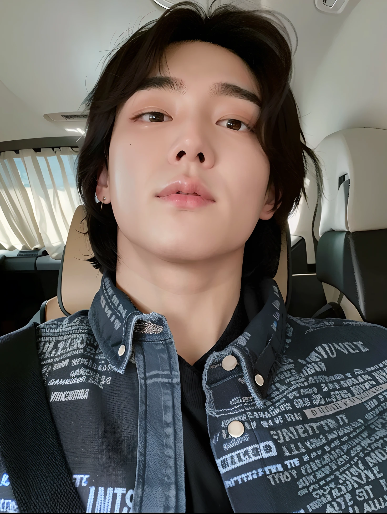 Hay un hombre con una chaqueta vaquera sentada en un coche, Cai Xukun, Hyung Tae, Taejune Kim, Jinyoung Shin, taken in the early 2020s, Hong June Hyung, Steven Jung, Araki, Kim Doyoung, jungkook, foto de perfil, XQC, Seseon Yoon, Brillante por la lluvia, Hyung Tae Kim