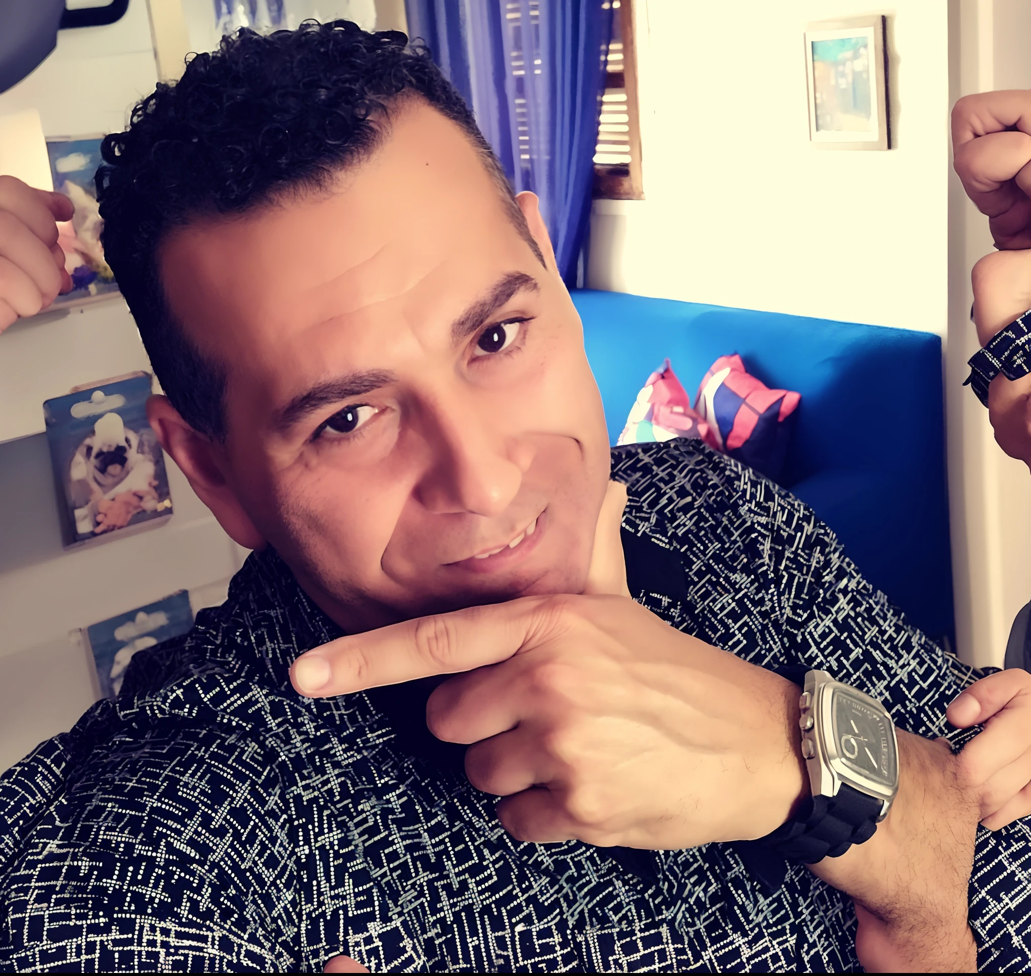 there is a man that is sitting down with his hand on his chin, pointing at camera, Foto realista, victor maristane, edu souza, Eloy Morales, andres rios, Homem de 4 0 anos, imagem de perfil, Salustiano Garcia Cruz, beautiful man, Jose Miguel Romano Francisca, inspirado em Rodolfo Morales, foto de um homem