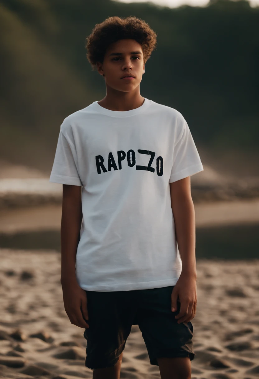 imagem de um adolescente branco, ele tem roupa de rapper, is on shores, On his shirt is written the word RAPOZZO.