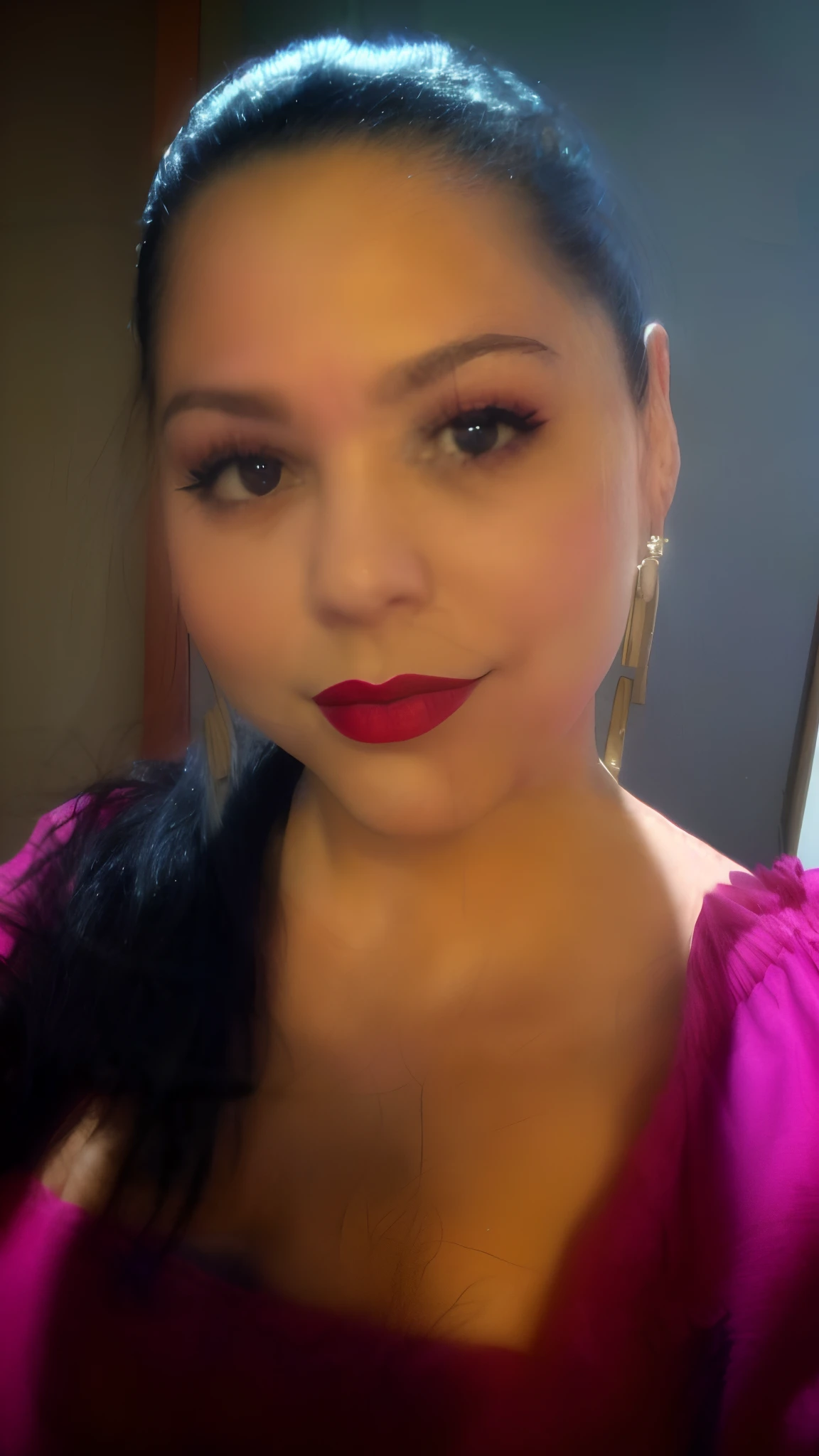 There's a woman with a pink top and black hair, imagem de perfil, inspired by Gina Pellón, thick red lips, Ayahausca, foto do perfil, close up tiro de meio corpo, Alanis Guillen, inspired by Verónica Ruiz de Velasco, 3 0 anos de idade mulher, Mulher de 30 anos, red lips, deep red lips