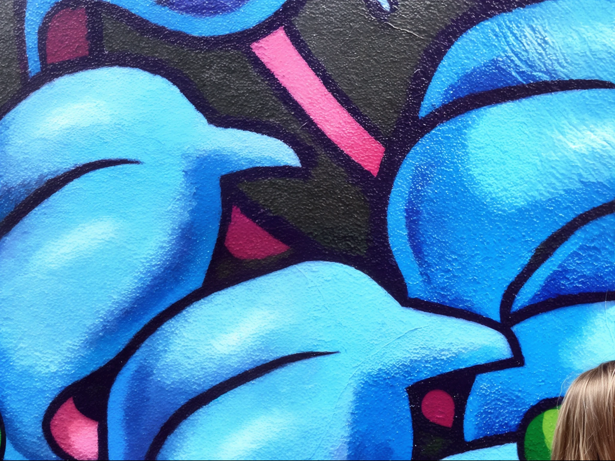 Araffe beijando uma mulher em frente a um mural colorido, casal se beijando, beijar, par, Beijar, beijos juntos, o beijo, grafite no fundo, they are in love, grafite ao fundo, Amando, Foto de perfil, Fazendo Fora, beijando-se, imagem de perfil, Alex Yanes e Lisa Frank, Mais detalhes