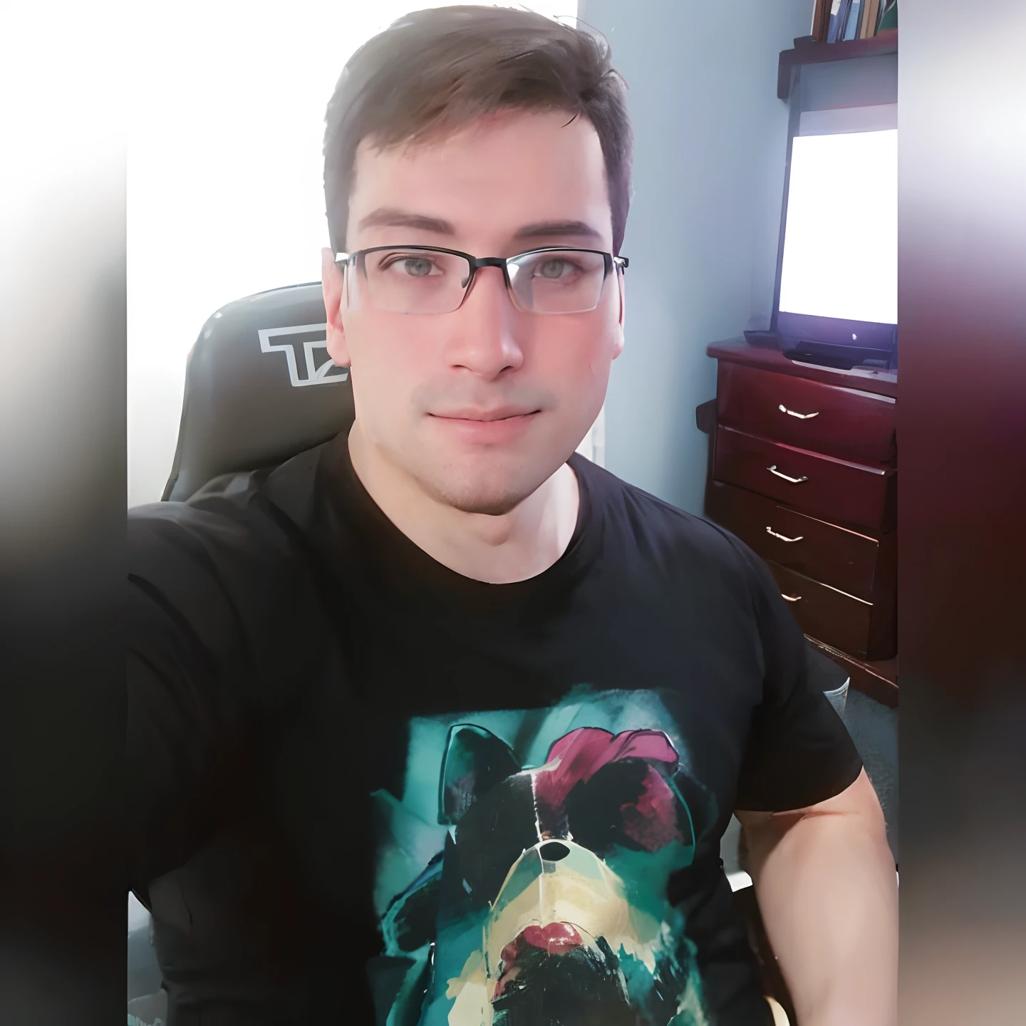 there is a man sitting in a chair with a black shirt, Streamer do Twitch / Jogador Ludwig, foto de perfil 1024px, imagem do avatar, usando roupas netrunner, Typical cryptocurrency nerd, estilo Pixar Disney foto de perfil headshot, imagem profissional, he is wearing a black t-shirt, foto do perfil, damian kryzwonos, Doug Walker, cerca de 3 5 anos