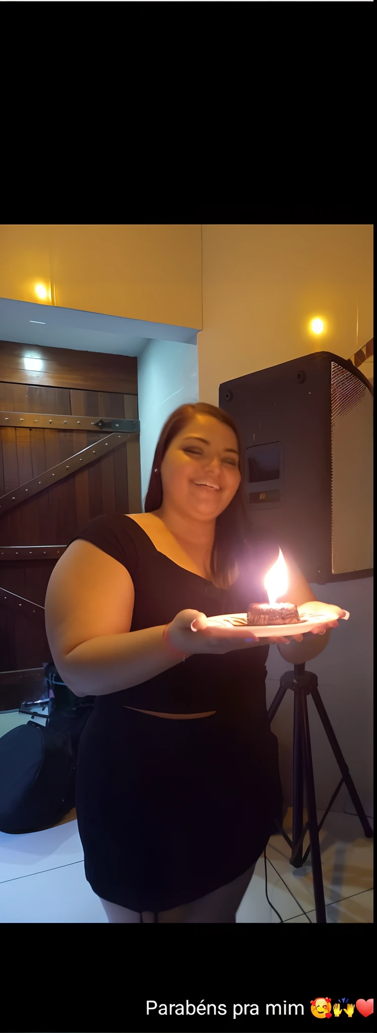 There's a woman holding a cake with candles lit on it, holding a birthday cake, celebrating a birthday, 21 anos, 20 anos, 2 0 anos, 2 9 anos, 2 7 anos, 2 4 anos, 2 8 anos, ela tem cerca de 2 a 5 anos de idade, 2 3 anos, 2 5 anos