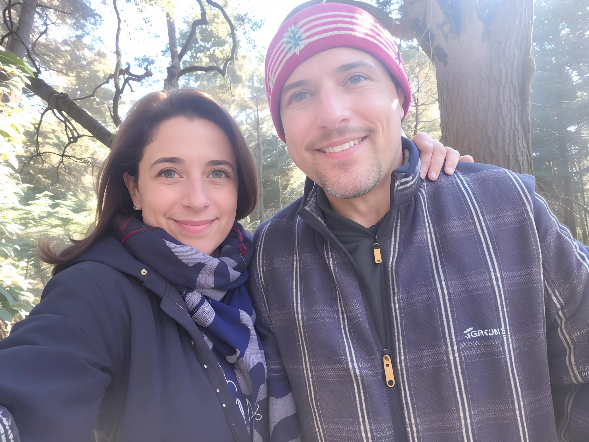 Smiling man and woman standing in front of a tree in a forest, Millaise e Greg Rutkowski, imagem de perfil, foto de perfil, facebook post, Artgerma e Greg Rutkowski, Directed by: Gwen Barnard, Fotografia tirada em 2 0 2 0, Directed by: Lynn Pauley, Directed by: Terese Nielsen, vacation photo, em frente a um fundo de floresta