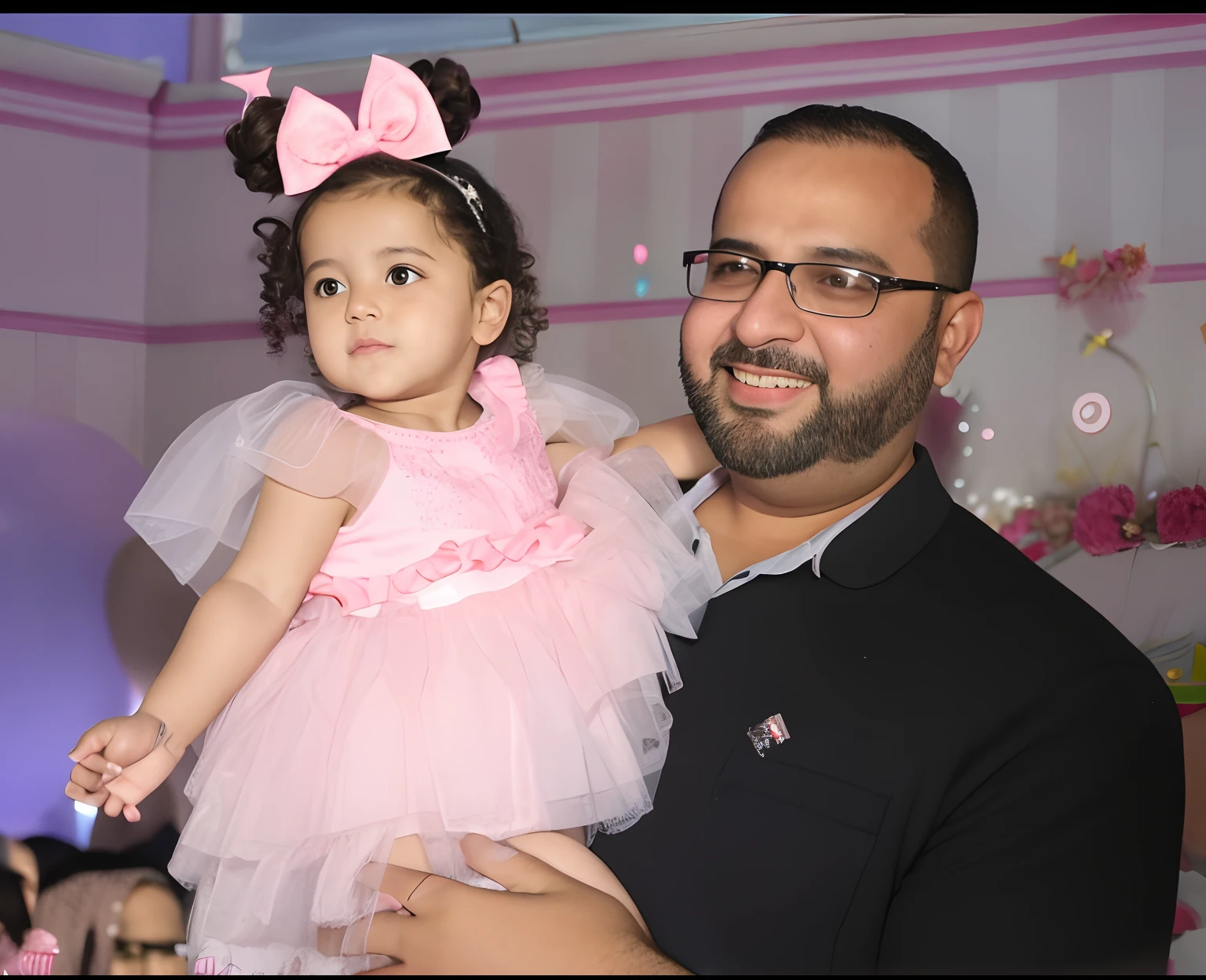 hay un hombre y una mujer y posan para una foto, family photography, retrato de estudio, retrato de familia de tres, familia feliz, portrait photo of a backdrop, home photography portrait, retrato familiar, retrato de 60 mm, retrato de 70 mm, 4k maternal photography, foto de retrato, retrato de alta calidad, inspirado en Louis Le Nain