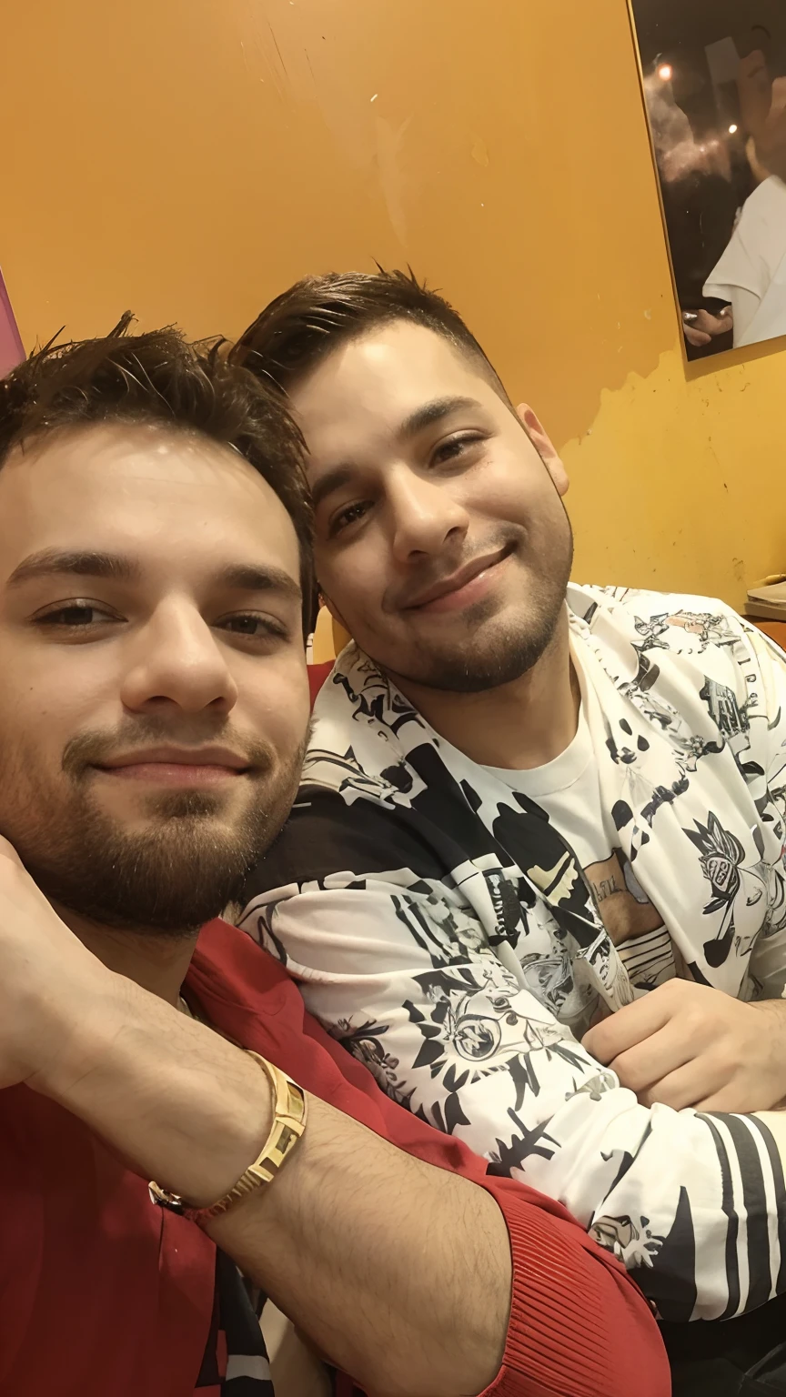 Casal gay feliz em uma lanchonete , homem de 25 anos com um homem de 24 anos