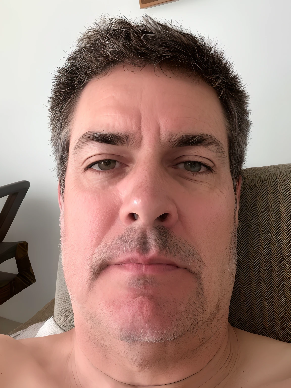 There's a man in a shirt lying on a chair, 38 anos, 3 6 anos, Homem de 4 0 anos, 3 2 anos, Homens de 45 anos, 3 5 anos, 35 anos, foto de um homem branco de 50 anos, Fotografia selfie 8k, selfie de um homem