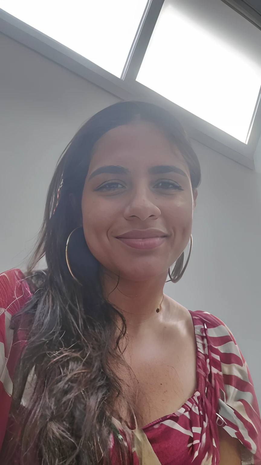 mulher sorridente com cabelo longo e brincos em um quarto, fernanda suarez, 3 0 anos de idade mulher, Mulher de 30 anos, imagem de perfil, Malika Favre, imagem frontal, Mulheres de 40 anos, Estefania Villegas Burgos, foto de baixa qualidade, andrea rocha, Directed by: Nandor Soldier, selfie de uma jovem mulher