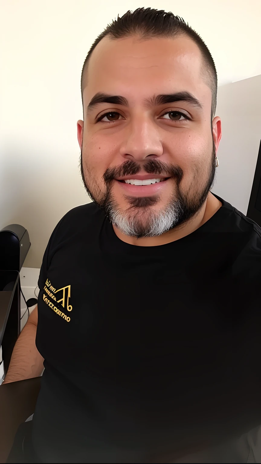 there is a man that is standing in front of a computer, imagem frontal, George Doutsiopoulos, he is wearing a black t-shirt, david rios ferreira, instagram post, com barba e camisa preta, imagem profissional, album photo, photo from behind, instagram story, rosto suado, foto de perfil profissional, Toninho Matelli