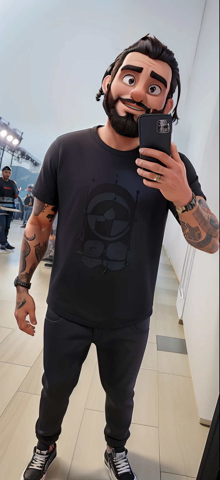Palco de rock ao fundo, homem com barba preta, cabelo curto preto, roupa preta, All STAR sneakers, num show de rock