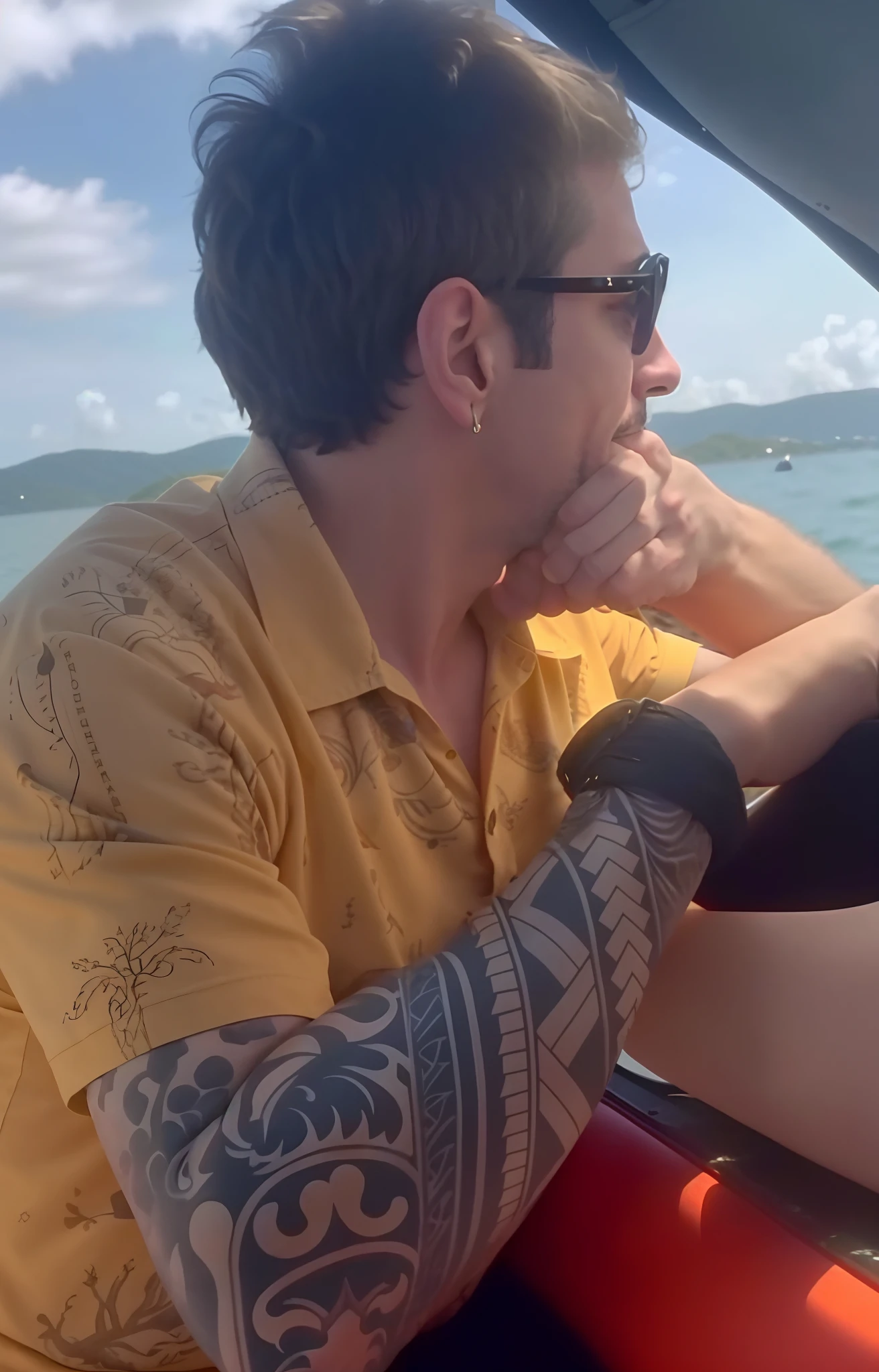 There's a man sitting in a boat on the water, em um barco, em um barco em um lago, A foto foi tirada de um barco, no oceano, jeff goldblum, on the ocean water, youtube video screenshot, divertindo-se, Waring uma camisa havaiana, no mar, em um lago, Pete Davidson