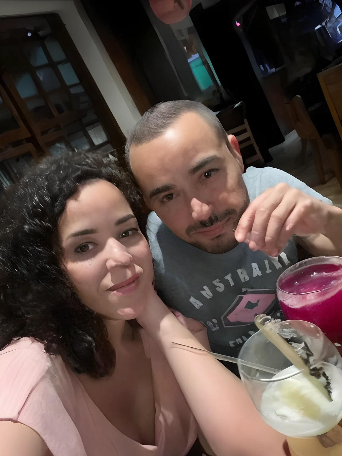 There is a man and a woman sitting at a table with drinks, imagem de perfil, Directed by: Nandor Soldier, Lovely couple, foto de perfil, foto de perfil, foto do perfil, taken in the early 2020s, Noite!, par, Casal feliz, no instagram, foto de perfil 1024px, instagram