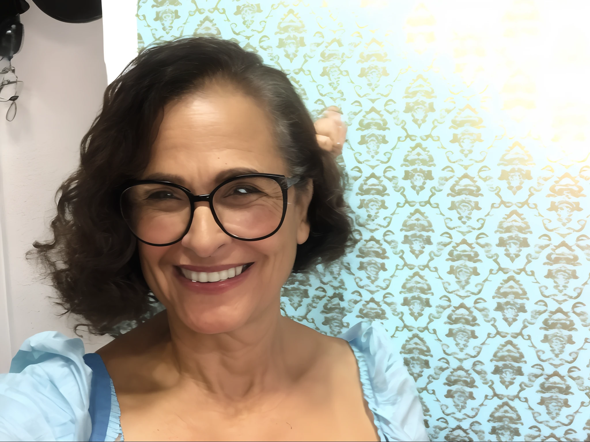 Smiling woman with glasses and a blue shirt holding a donut, imagem de perfil, 3 5 year brazilian mother, Directed by: Nandor Soldier, inspirado em Maria Helena Vieira da Silva, happily smiling at the camera, Alanis Guillen, 4 5 I, Mulheres de 40 anos, 38 anos, (38 anos)