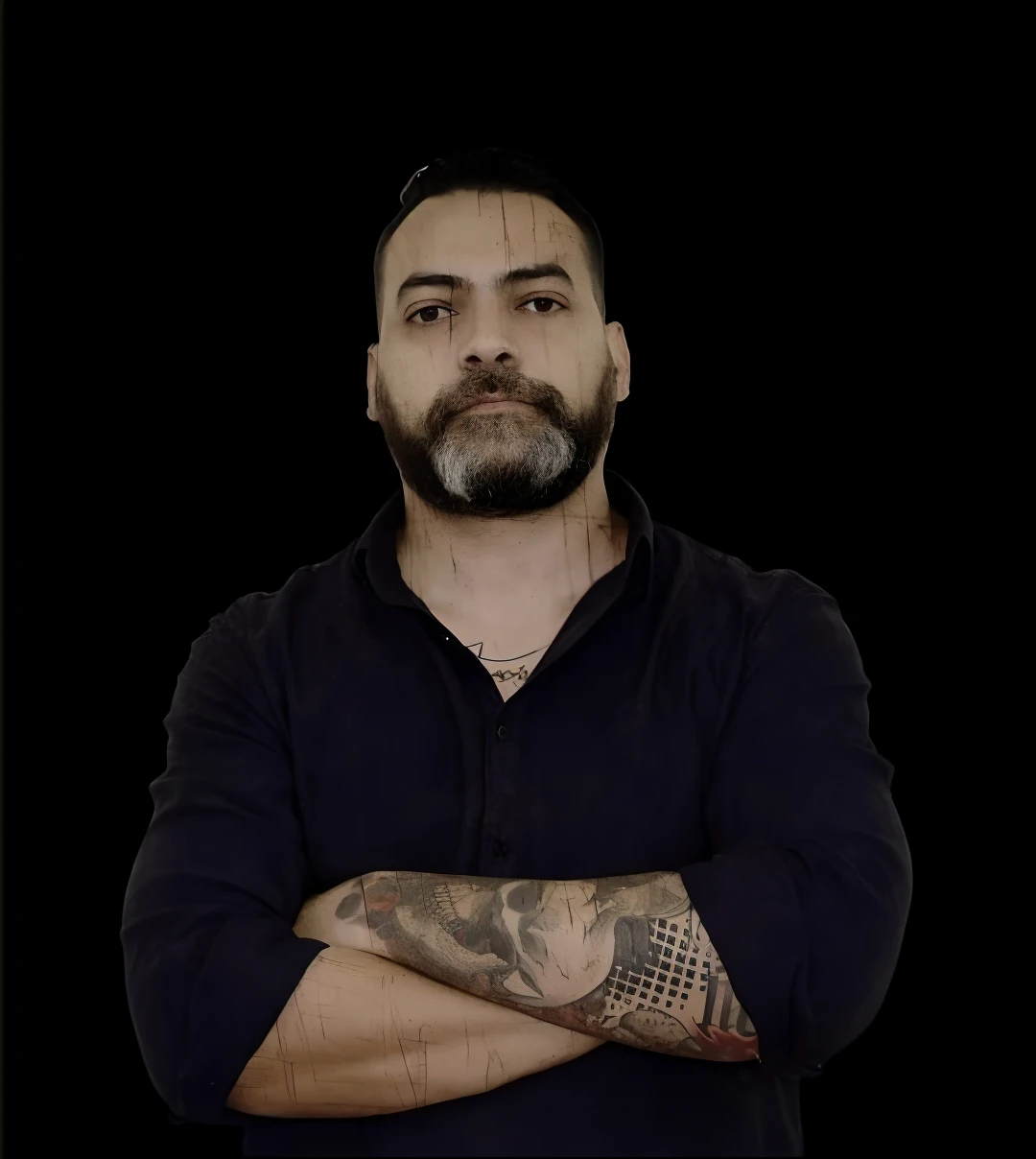 Man with beard and tattoos standing with arms crossed, foto de perfil headshot, Nekro Petros Afshar, david rios ferreira, Reza Afshar, Pablo Oliveira, andres rios, Directed by: Alejandro Obregon, gui guimaraes, Linha Yesilbas, by João Artur da Silva, victor maristane