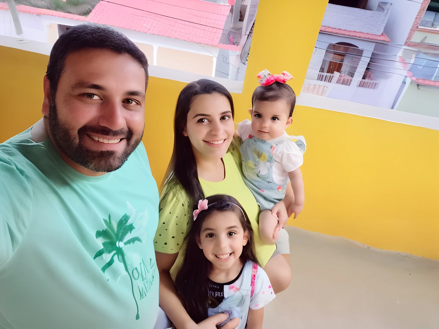 Our beautiful family, papai de blusa verde, Mom with baby on her lap, filha mais velha feliz e animados, num lindo lugar com sol e natureza, everyone is happy