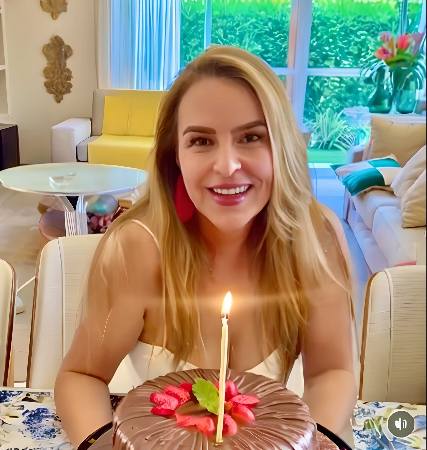 mulher de araffe sentada em uma mesa com um bolo com uma vela acesa, celebrating a birthday, holding a birthday cake, 🐿🍸🍋, exclusivo, ela tem cerca de 3 0 anos, ela tem cerca de 30 anos, happy birthday, imagem de perfil, ela tem cerca de 40 anos, ela tem cerca de 4 0 anos, Lorena Avarez