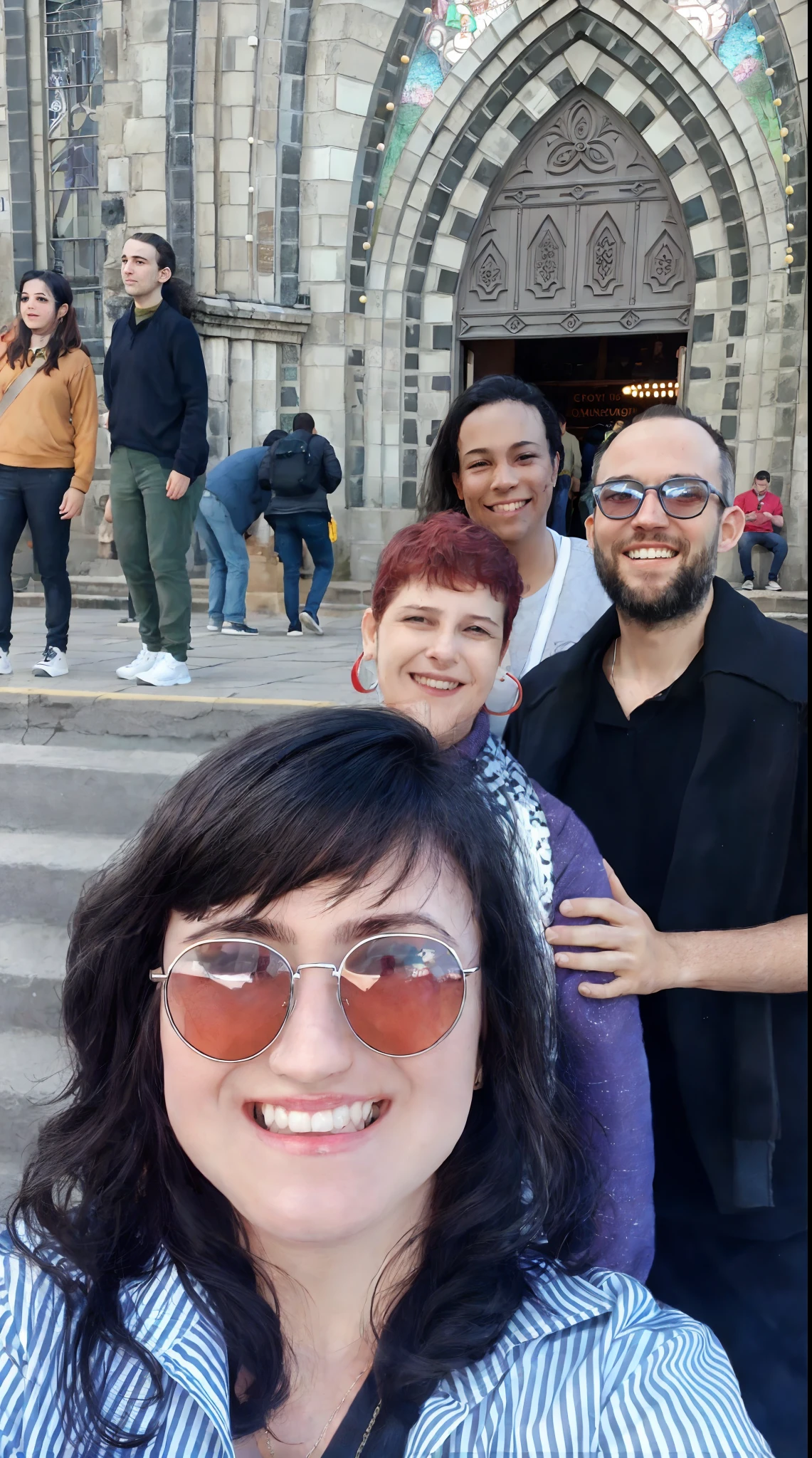 There's a lot of people outside a church together, Directed by: Nandor Soldier, em barcelona, em frente ao templo, com muitos viajantes, turistas em segundo plano, Fotografia tirada em 2 0 2 0, divertindo-se, non blurry, em frente a um templo, Directed by: Neysa McMein, Directed by: Luis Molinari