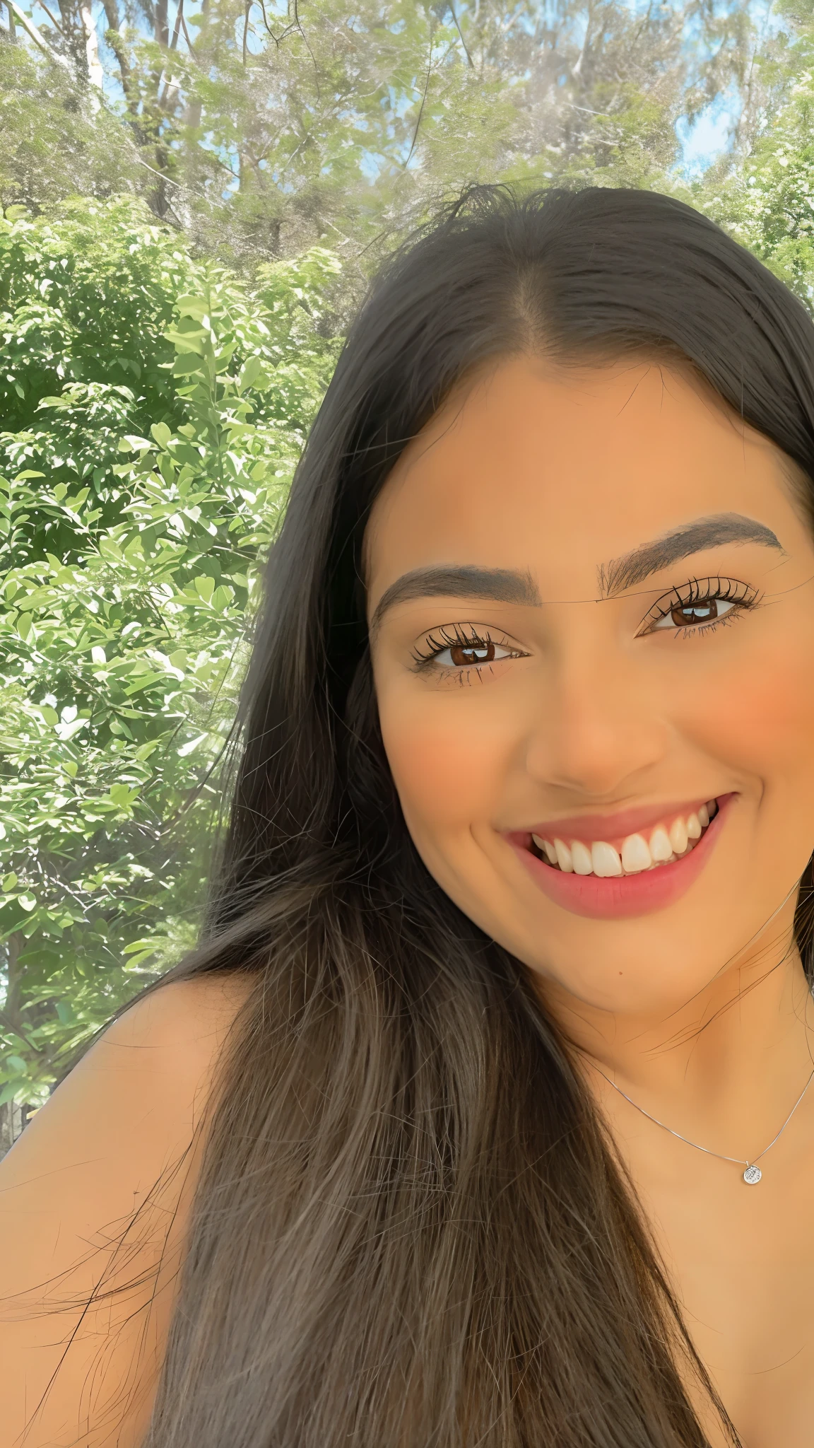 mulher arafed com cabelos longos sorrindo e vestindo uma regata branca, lindo rosto latino, Violeta Myers, bonito e sorridente, flawless olive skin, foto de perfil headshot, selfie de uma jovem mulher, mulher nova com cabelo escuro longo, com cabelo preto liso, sorrindo e olhando diretamente, Alanis Guillen, ela tem dentes brancos perfeitos, close-upheadshot impressionante