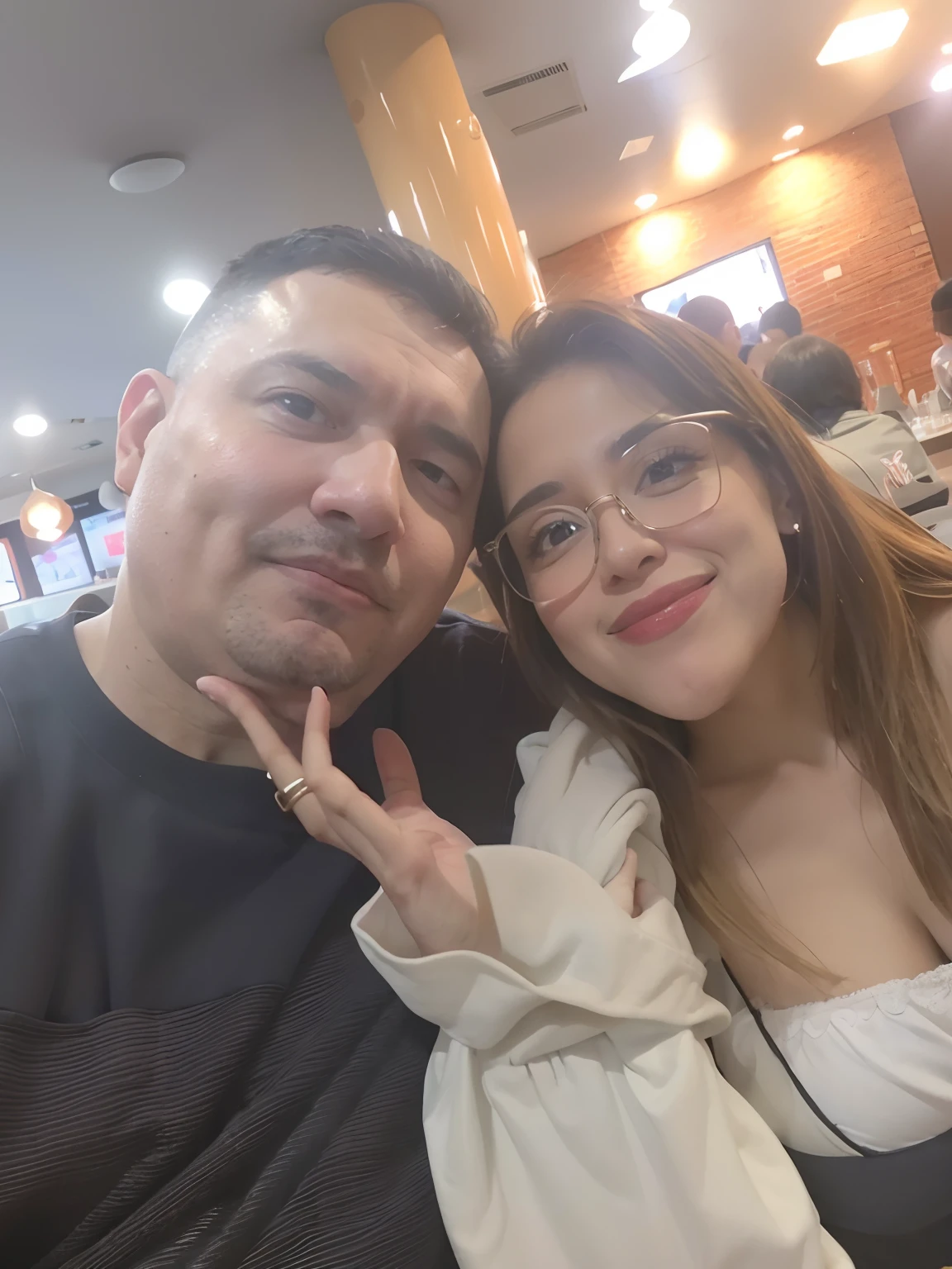There's a man and a woman posing for a photo in a restaurant, Postagem 4k, 4 k post, momma and papa, Casal feliz, imagem de qualidade muito baixa, Foto realista, Lovely couple, foto de baixa qualidade, foto do perfil, imagem de perfil, par, Directed by: Nandor Soldier, Imagem, Postagem no Reddit, 8k sem desfoque