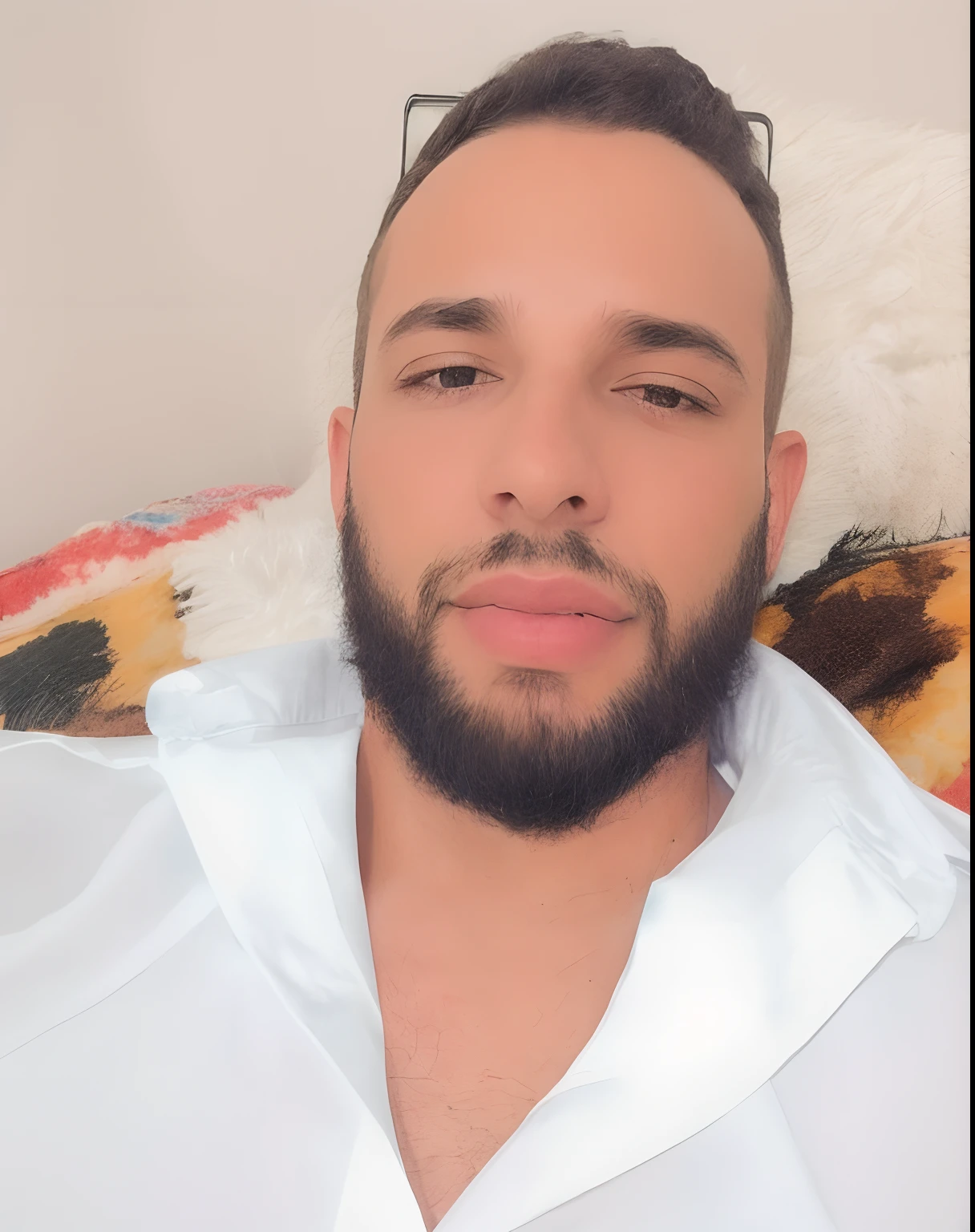 there is a man with a beard laying on a bed, taken in the early 2020s, imagem de perfil, imagem de qualidade muito baixa, inspirado em Louis Le Nain, Estilo Zigor Samaniego, foto de perfil, inspired by Theo Constanté, foto de perfil headshot, inspirado em Carlos Berlanga, caio santos