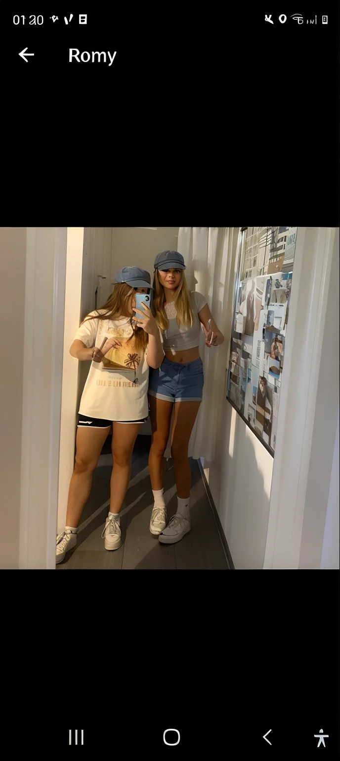 zwei Frauen stehen mit einer Kamera und einem Spiegel in einem Flur, Older Sister Vibes, 😭 🤮 💕 🎀, aufgenommen im Jahr 2022, Nervige Schwestern-Vibes, Einen Fischer tragen 🧥, Kindheitsfreund-Vibes, Tragen von Shorts und T-Shirt, Sehr, very poor image quality, Profilbild, 9 0 s Stimmung, 90er-Jahre-Stil, Very aesthetically pleasing!!!!!!, Roomies
