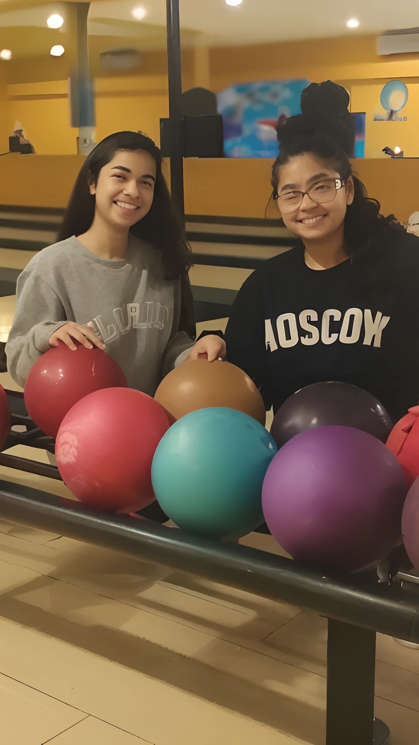 duas mulheres sentadas em um banco com bolas de boliche na frente delas, boliche, foto de perfil estili disney/Pixar