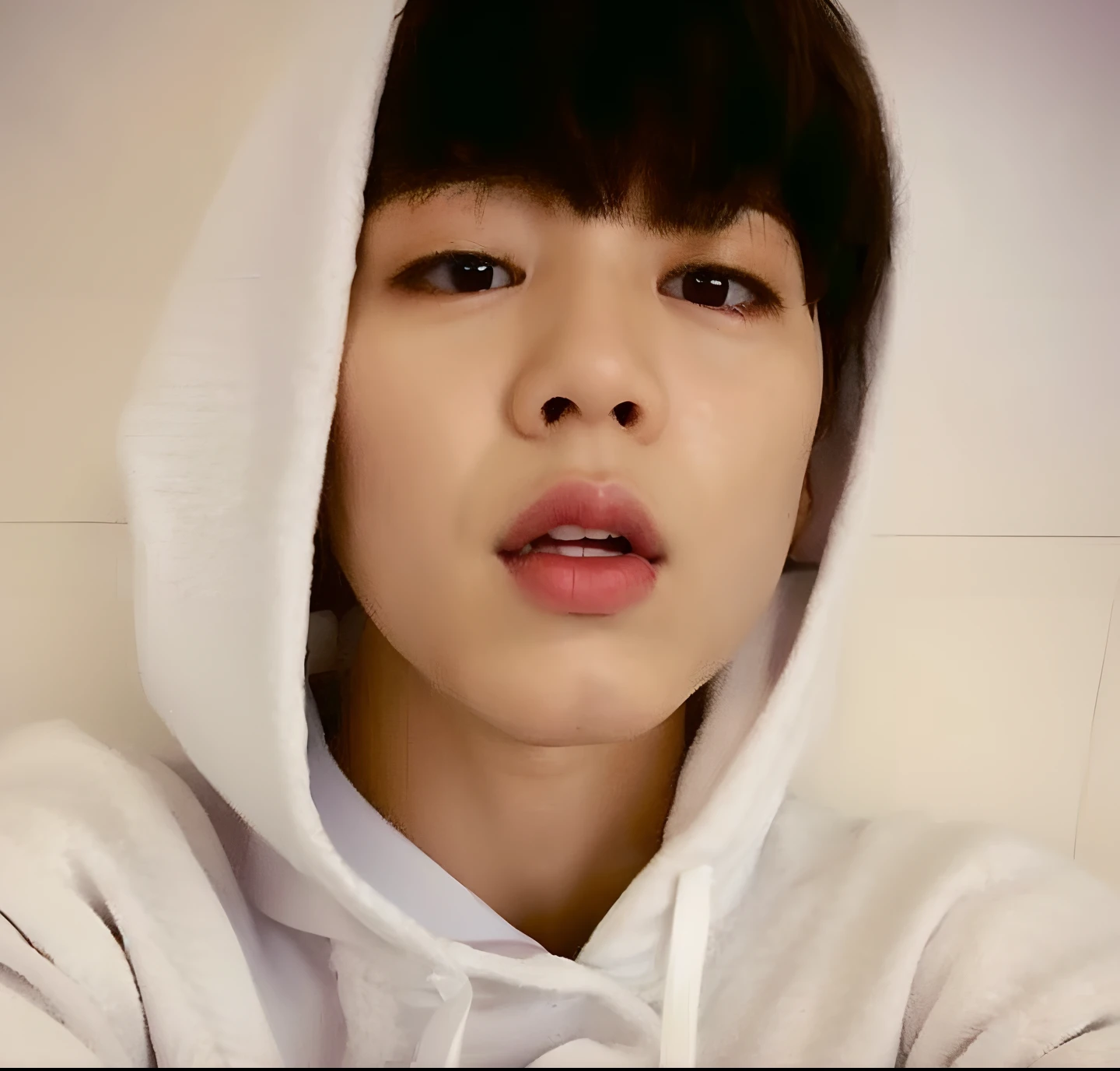 Arafed asian boy in a white hoodie looking at camera, Rosto Jimin preciso, Jimin\Plump lips, Parque Jimin, Jimin\'s right eyelid swollen, Jimin\Nariz grego, Jimin, wan adorable korean face, Ulzzang macho, Kim Doyoung, inspirado em Kun Can, Jung Jaehyun, Hong June Hyung