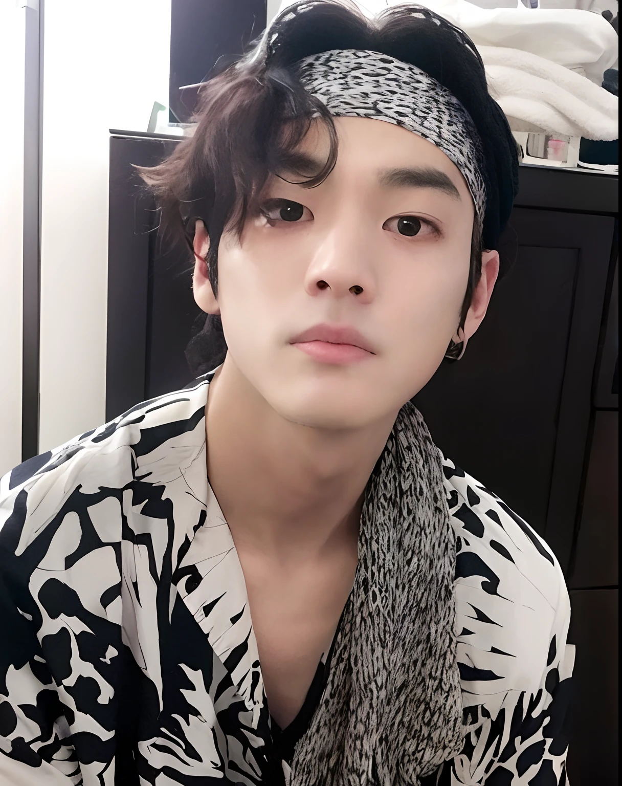 Arafed man with a scarf and a headband sitting in a room, Jinyoung Canela, Kim Doyoung, Ulzzang macho, Jung Jaehyun, Hyung Tae, Jungkook, Cai Xukun, TaeJune Kim, wan adorable korean face, Hong June Hyung, inspirado em Bian Shoumin, Jovem Anjo Wan, Inspirado em Jeonseok Lee, exclusivo