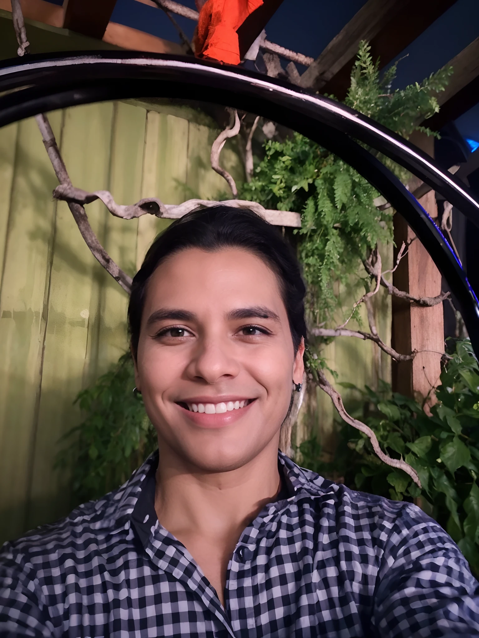 Um senho de 45 anos com cabelo preto curto, Rosto redondo,sorriso atraente, e olhos negros,