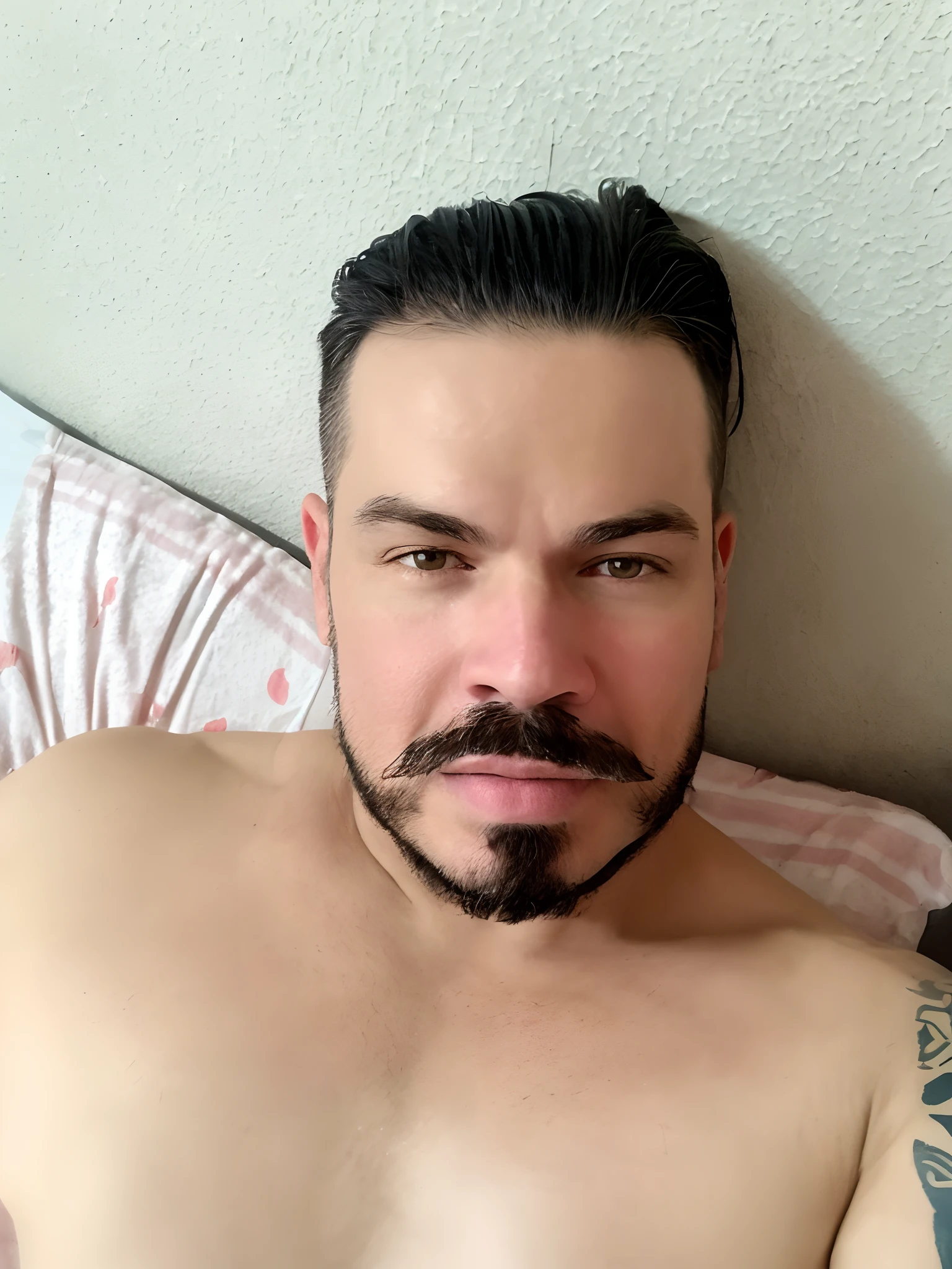 There's a man with a beard and mustache lying on the bed, (38 anos), 38 anos, 3 6 anos, 3 2 anos, Homem de 4 0 anos, Homens de 45 anos, 2 9 anos, 35 anos, 3 5 anos, 2 8 anos, 2 7 anos, cavanhaque