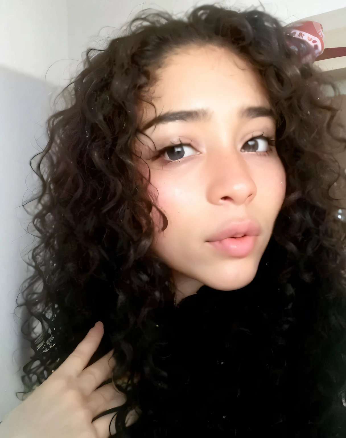 there is a woman with curly hair posing for a picture, her black hair is a long curly, Menina africana de pele clara, ela tem cerca de 1 6 anos de idade, cabelo encaracolado preto, Parece Fabiula Nascimento, seu rosto emoldurado com cachos, foto de perfil, 18 anos, pele clara, cabelos negros cacheados, cabelos cacheados disney pixar