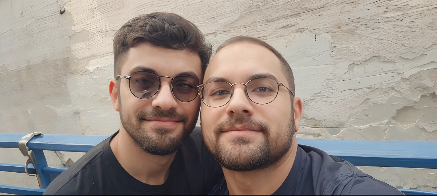 Casal de gay barbudos, bespectacled, camisa preta