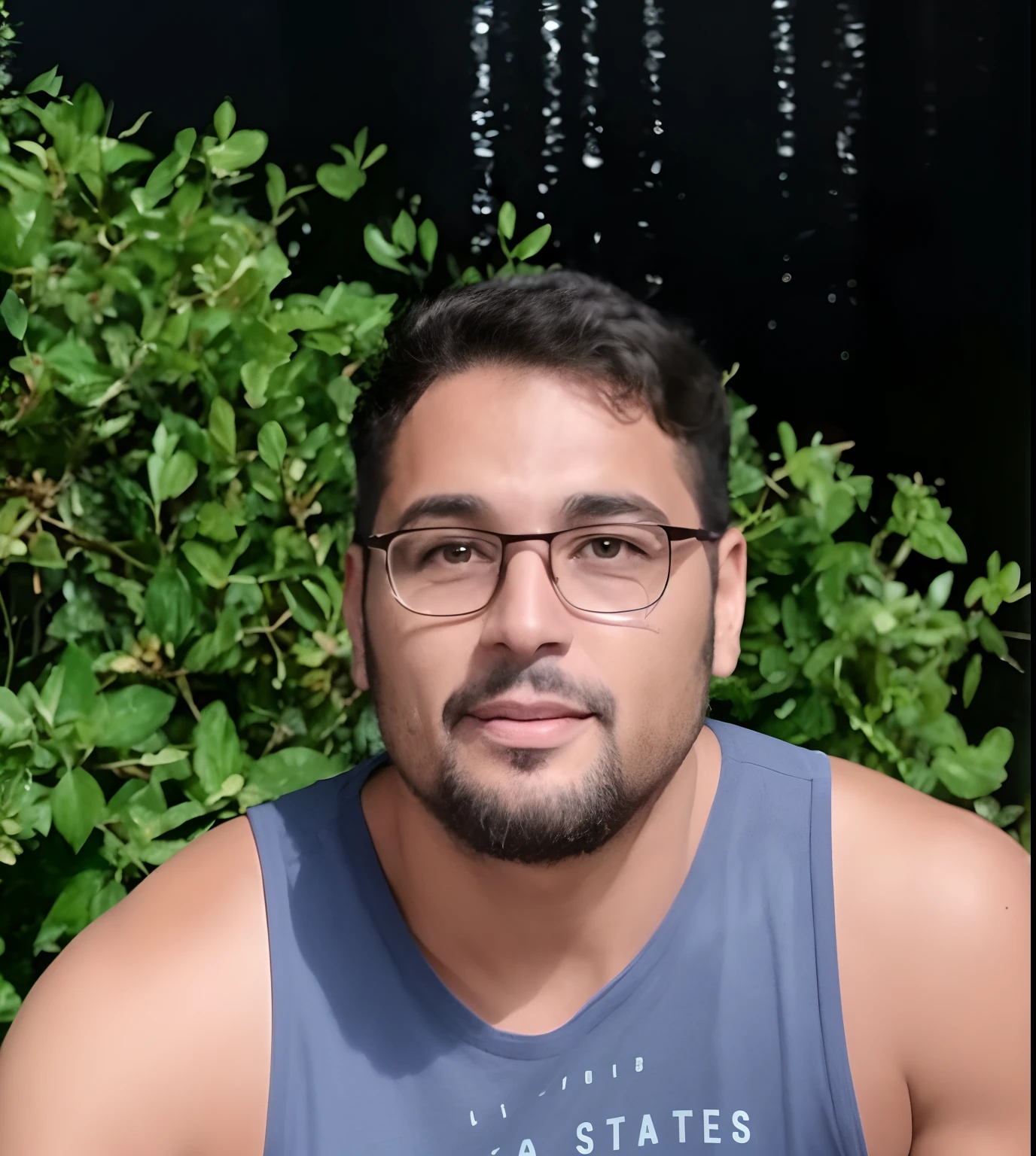 There's a bespectacled man sitting in front of a bush, david rios ferreira, cerca de 3 5 anos, andres rios, Carmelo Blandino, Homem de 4 0 anos, icaro carvalho, imagem de perfil, caio santos, taken in the early 2020s, imagem do avatar, edu souza, foto de um homem