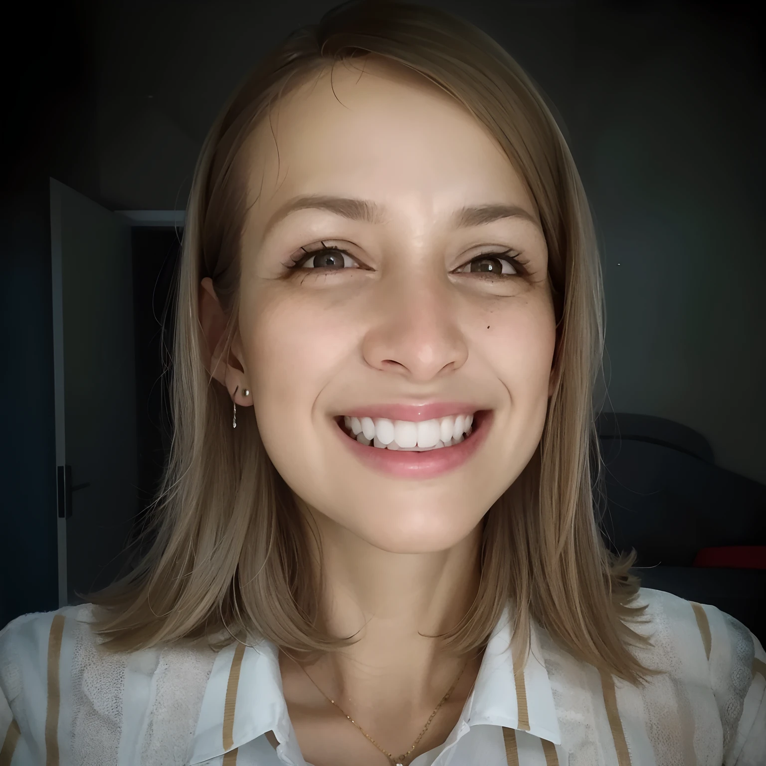 mulher sorridente com uma camisa branca e colar marrom e brincos, foto de perfil headshot, foto de perfil profissional, sorriso com grandes dentes da frente, full - rosto close - retrato para cima, Foto profissional detalhada, happily smiling at the camera, Alexandra Waliszewska, Directed by: Nandor Soldier, sorrindo e olhando diretamente, retrato de rosto completo, smiling at camera