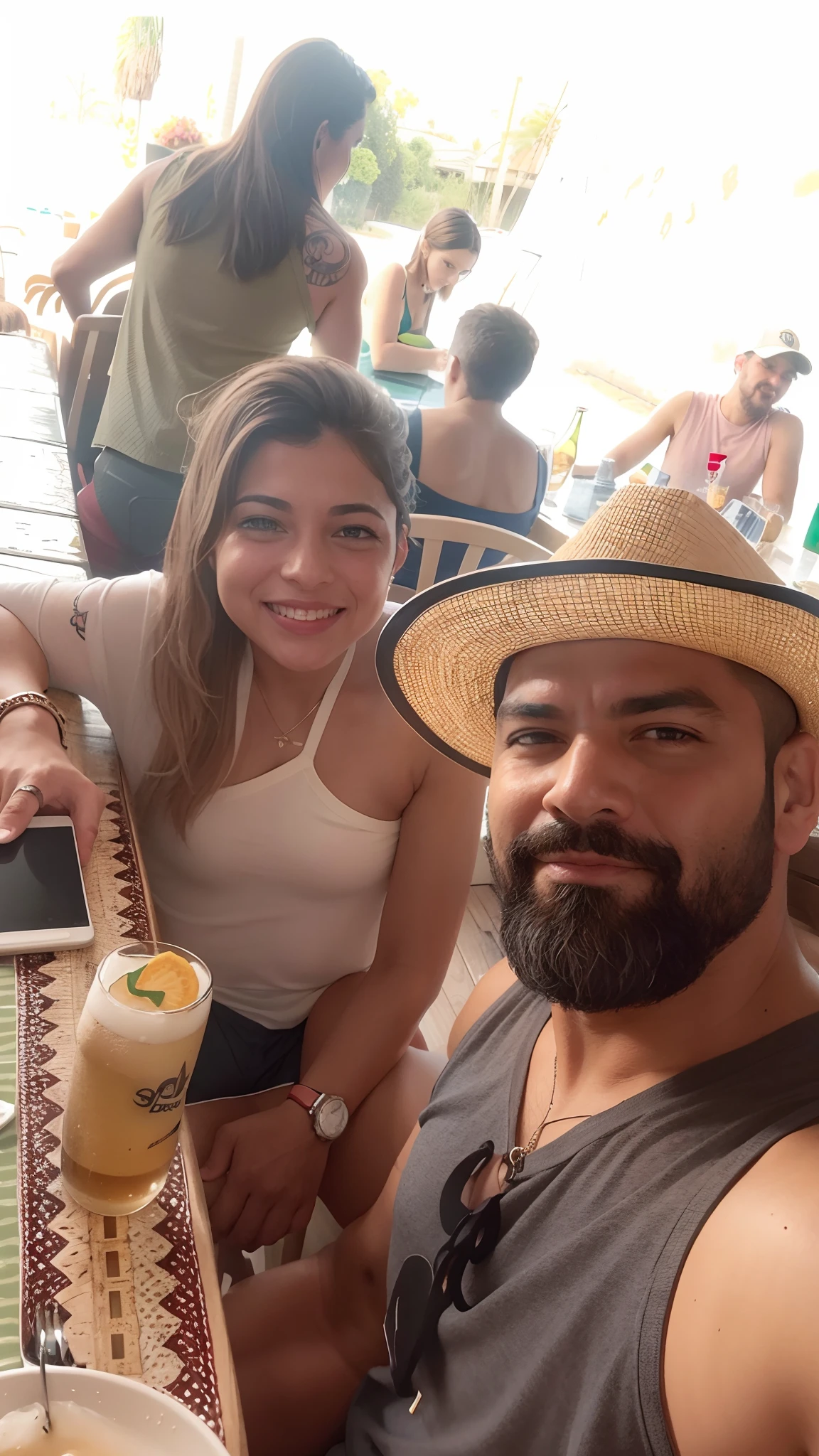 There are two people sitting at a table with drinks and a beer, imagem de perfil, Mulher de 30 anos de Cuba, Em um bar Tiki, Postagem no Reddit, 3 0 anos de idade mulher, Mulher de 30 anos, 3 0 anos mulher, em um bar, instagram post, Directed by: Sam Dillemans, em um bar, com um parceiro pirata do sexo masculino