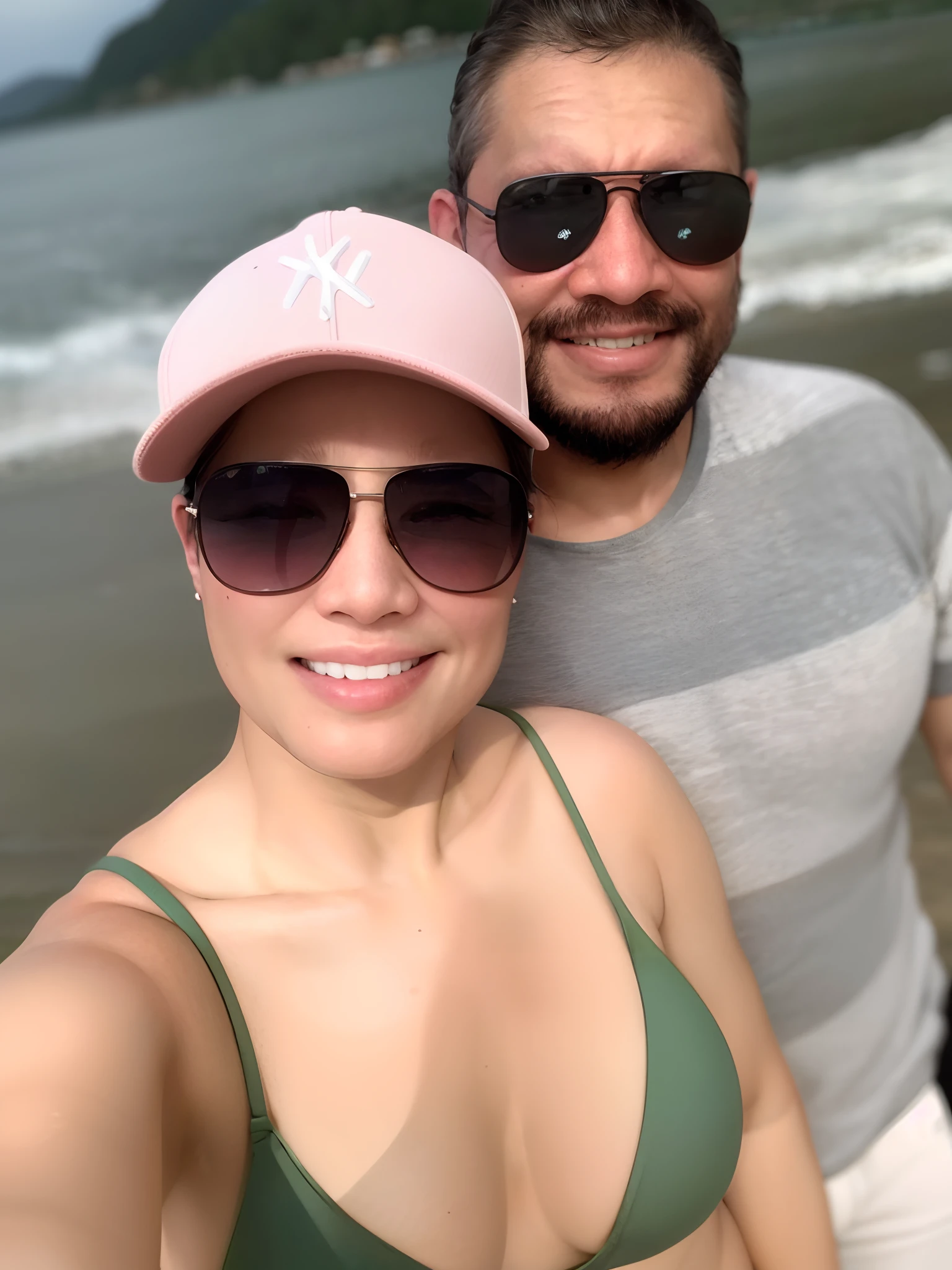 They are posing for a photo on the beach with a hat and sunglasses, na praia, na praia, foto de praia, em uma praia, Mulher de 30 anos, 3 0 anos de idade mulher, posando em uma praia com o oceano, standing at the beach, on the ocean water, O oceano ao fundo, standing near the beach, vacation photo