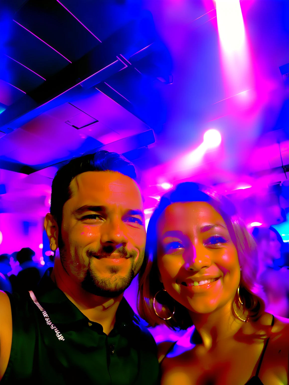 They are posing for a photo in a restaurant with a purple light, Fotografia selfie 8k, no futuro telhado de luz neon, audience selfie, Standing in a Starbase bar, foto do snapchat, foto assustadora, divertindo-se, foto no iphone, selfie shot straight on angle, Fotografia tirada em 2 0 2 0, muito bobo olhando, foto do concerto, background is celestial