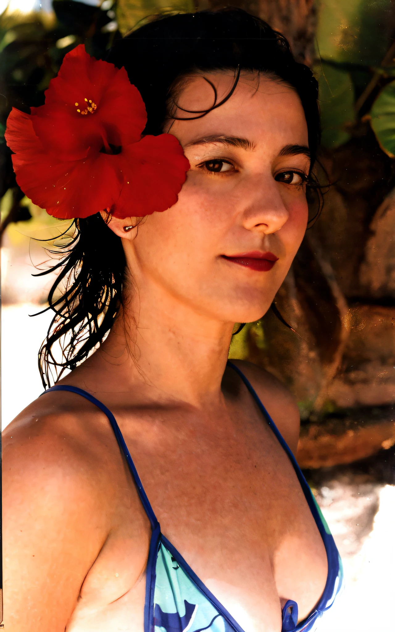 there is a 25 year old Brazilian woman, em um bikini com uma flor no cabelo, retrato em close, foto de perfil, retrato em close; alta qualidade, high resolution, obra prima, 8k.