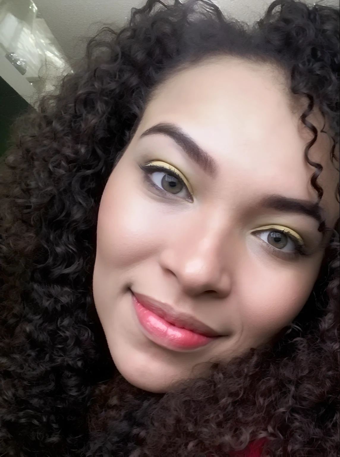 There is a woman with curly hair posing for a photo, cabelos escuros cacheados, curly hair, cabelos cacheados, afro encaracolado, cabelo encaracolado preto, cabelos castanhos cacheados, com afro, encaracolado, cabelos negros cacheados, cabelos castanhos cacheados, cabelos cacheados claros, inspirado em Maria Helena Vieira da Silva, franja encaracolado, cabelos naturais, messy curly hair, longos cabelos cacheados pretos selvagens