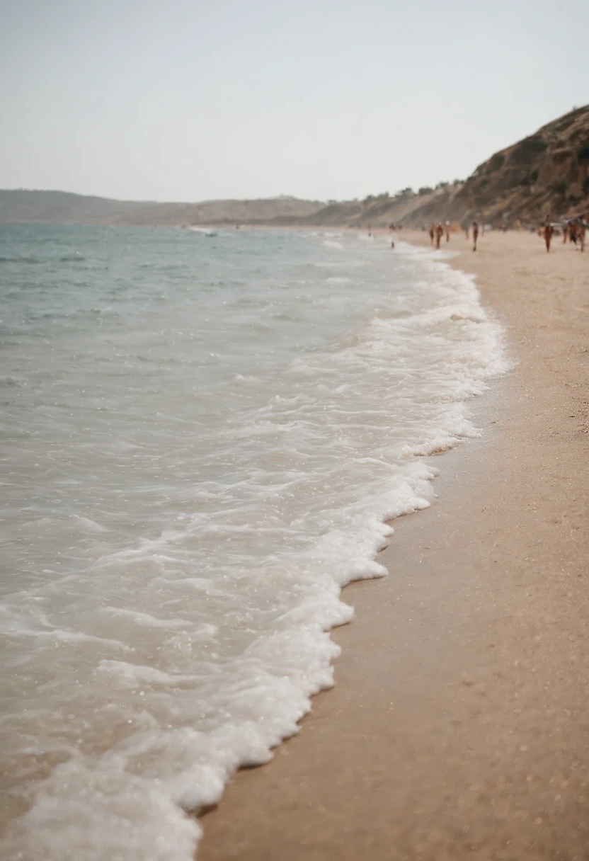 Quiero ver una playa de forma horizontal, que en la mitad izquierda tenga arenas plomas y en la mitad derecha tenga arenas blancas, en la pitas izquierda las aguas se vean como barro y en la derecha, se vean transparentes, en la mitad izquierda el cielo se vea nublado, On the right it is sunny and on both sides you can see people bathing, tomando sol y disfrutando. Quiero todo en un estilo hiperrealista, imagen HD