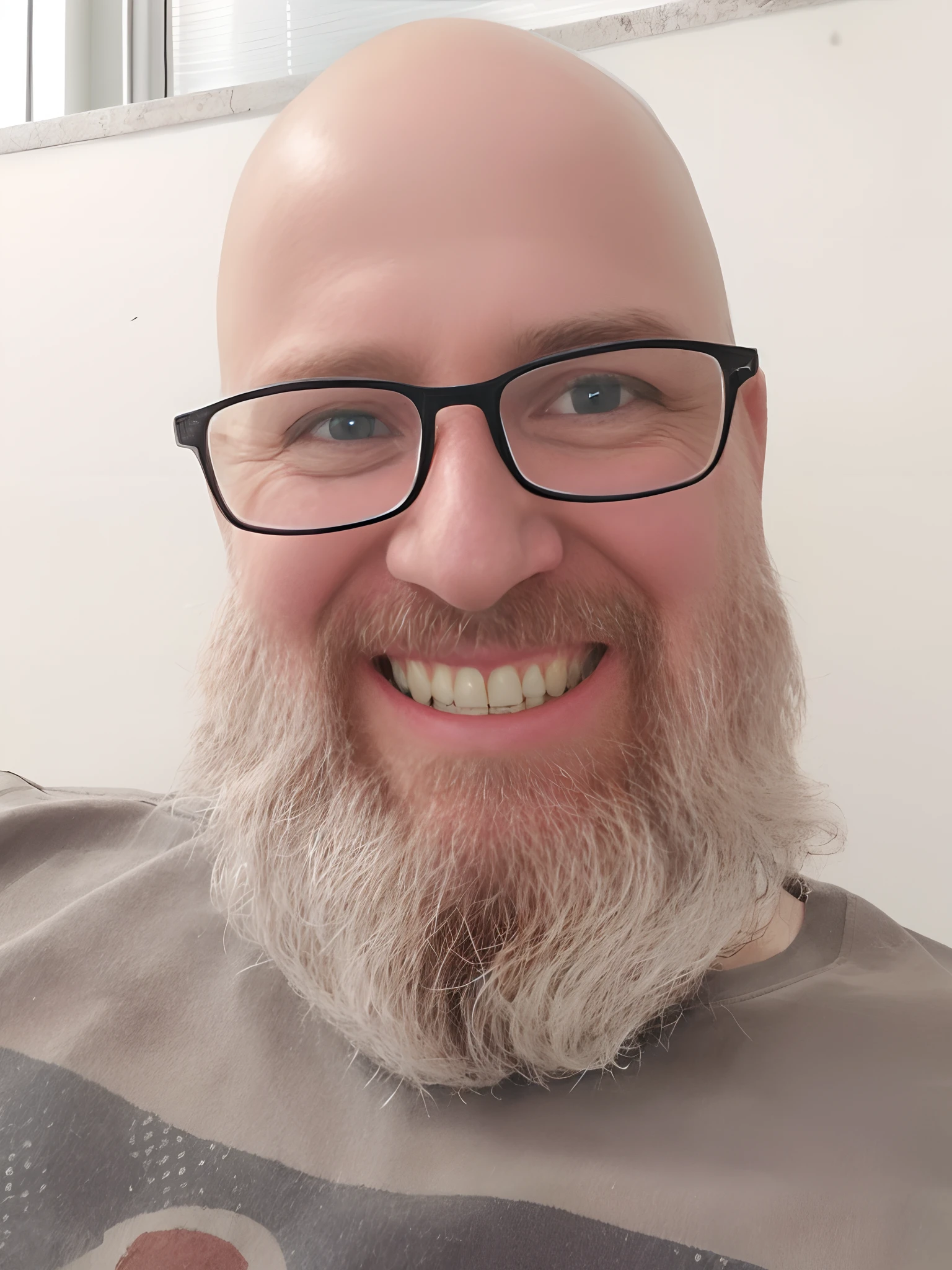 there is a man with a beard and glasses smiling for the camera, barba branca completa, barba e cabelo brancos arrumados, barba branca curta, bald head and white beard, barba grisalha, barba clara, Fotografia selfie 8k, barba raspada, barba cinzenta aparada, alguns cabelos grisalhos na barba, barba arrumada, barba grisalha, with nerdy glasses and goatee